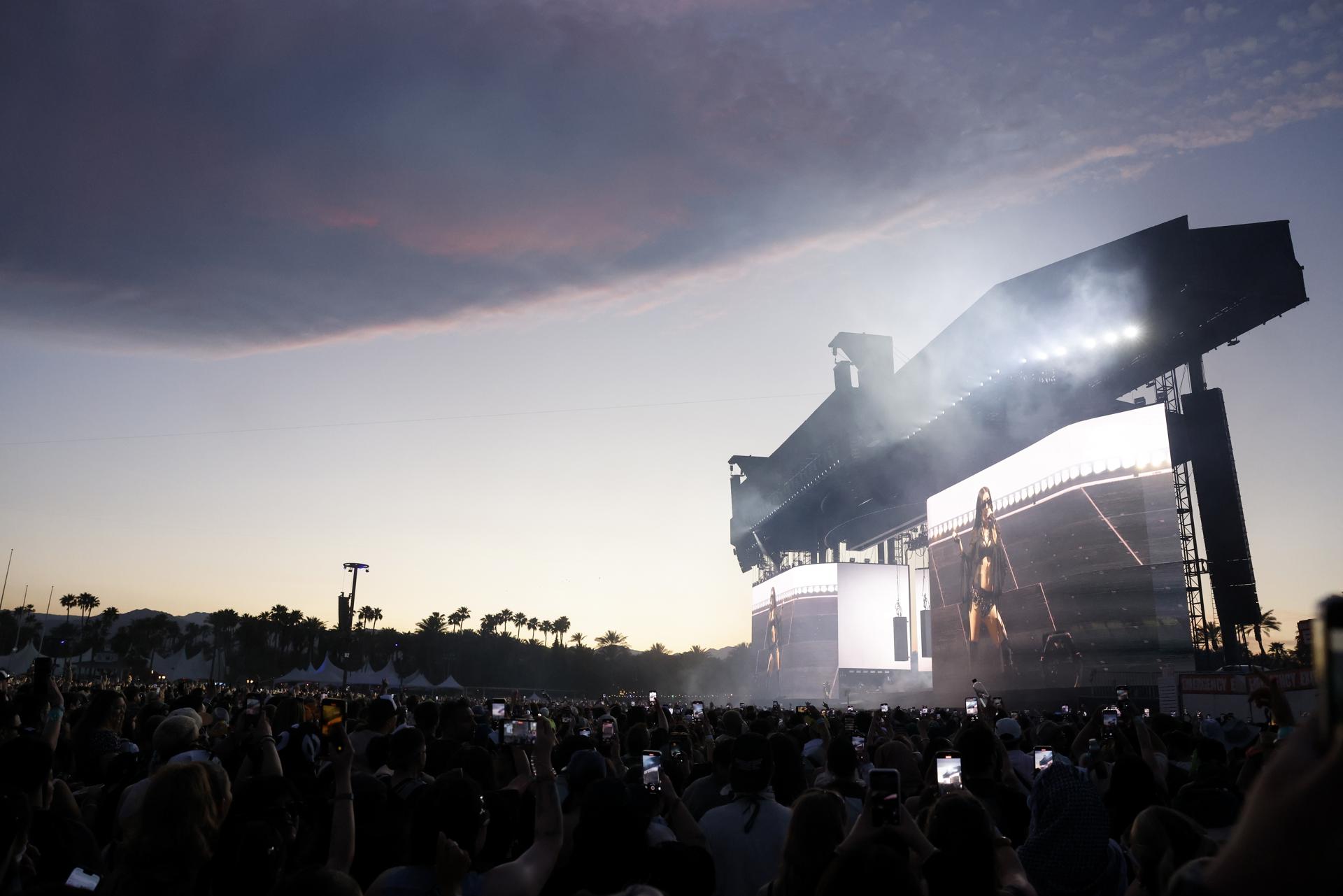 Charli XCX se presenta en el escenario durante el Festival de Música y Artes de Coachella Valley en Indio, California, EE. UU., el 12 de abril de 2025. EFE/EPA/CAROLINE BREHMAN