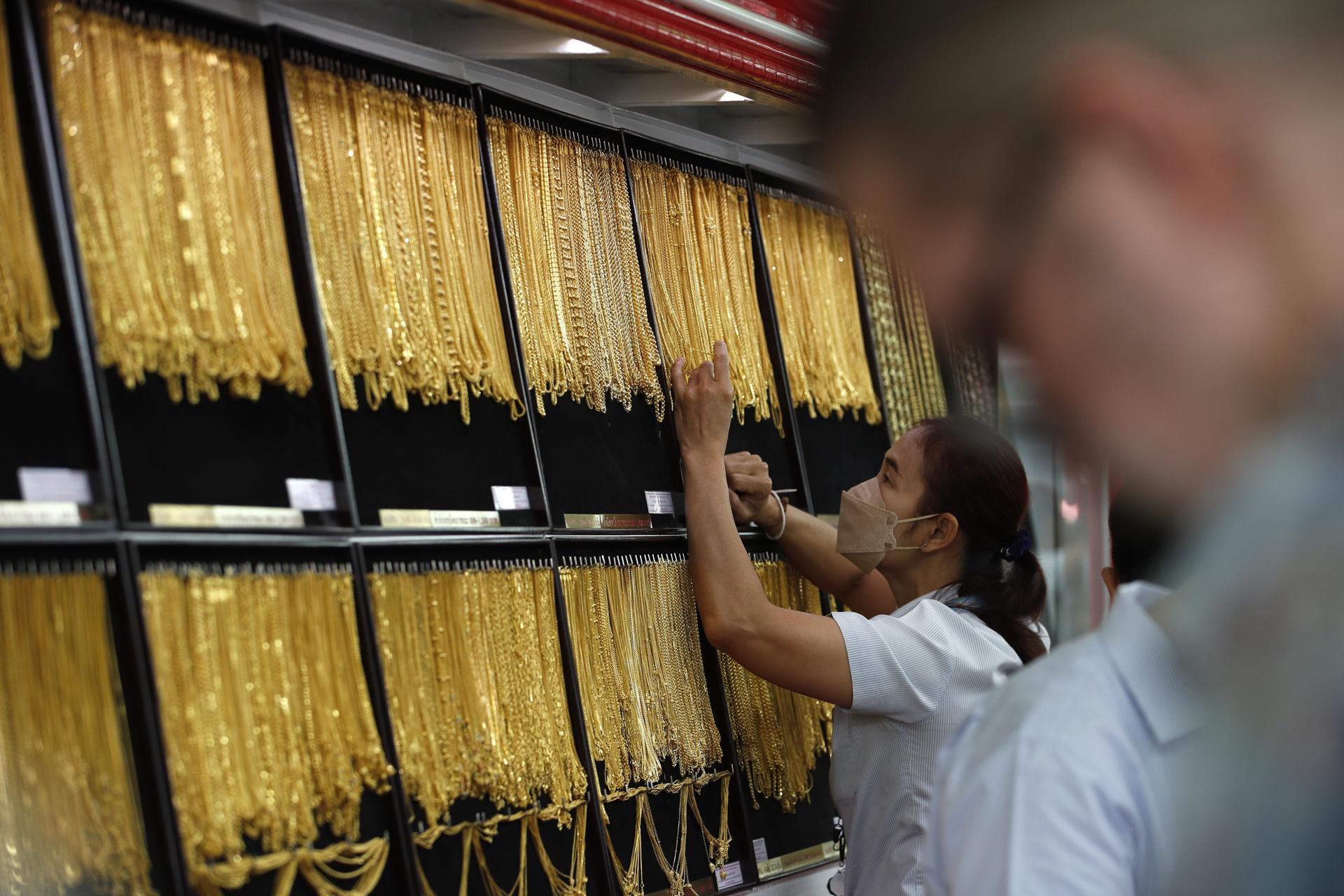 Imagen de archivo de la empleada de una joyería que ordena los colgantes de oro en Bangkok (Tailandia). EFE/EPA/RUNGROJ YONGRIT
