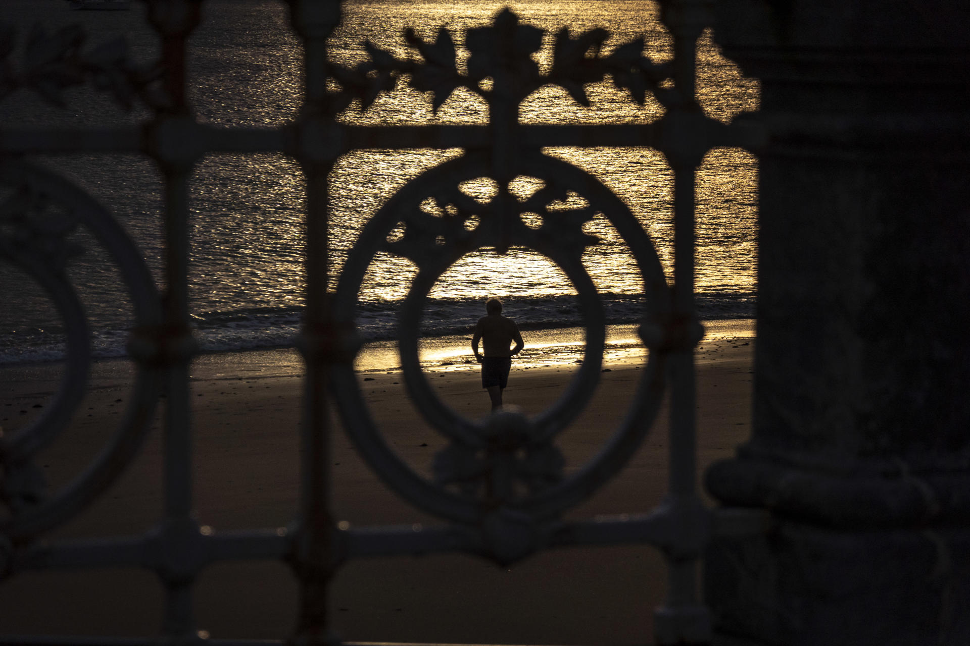 Un bañista se dirige al agua a primera hora de este miércoles en San Sebastián. EFE/Javier Etxezarreta