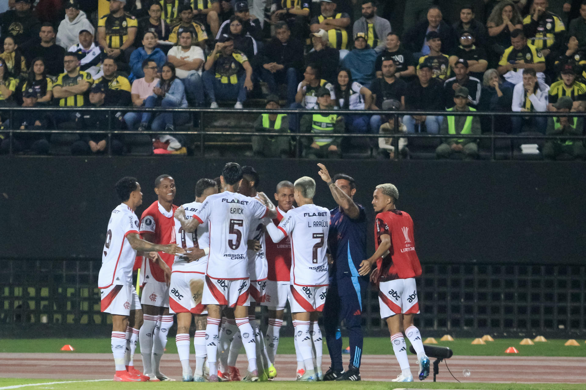 Jugadores de Flamengo celebran un gol en un partido de la fase de grupos de la Copa Libertadores. EFE/ Mario Caicedo