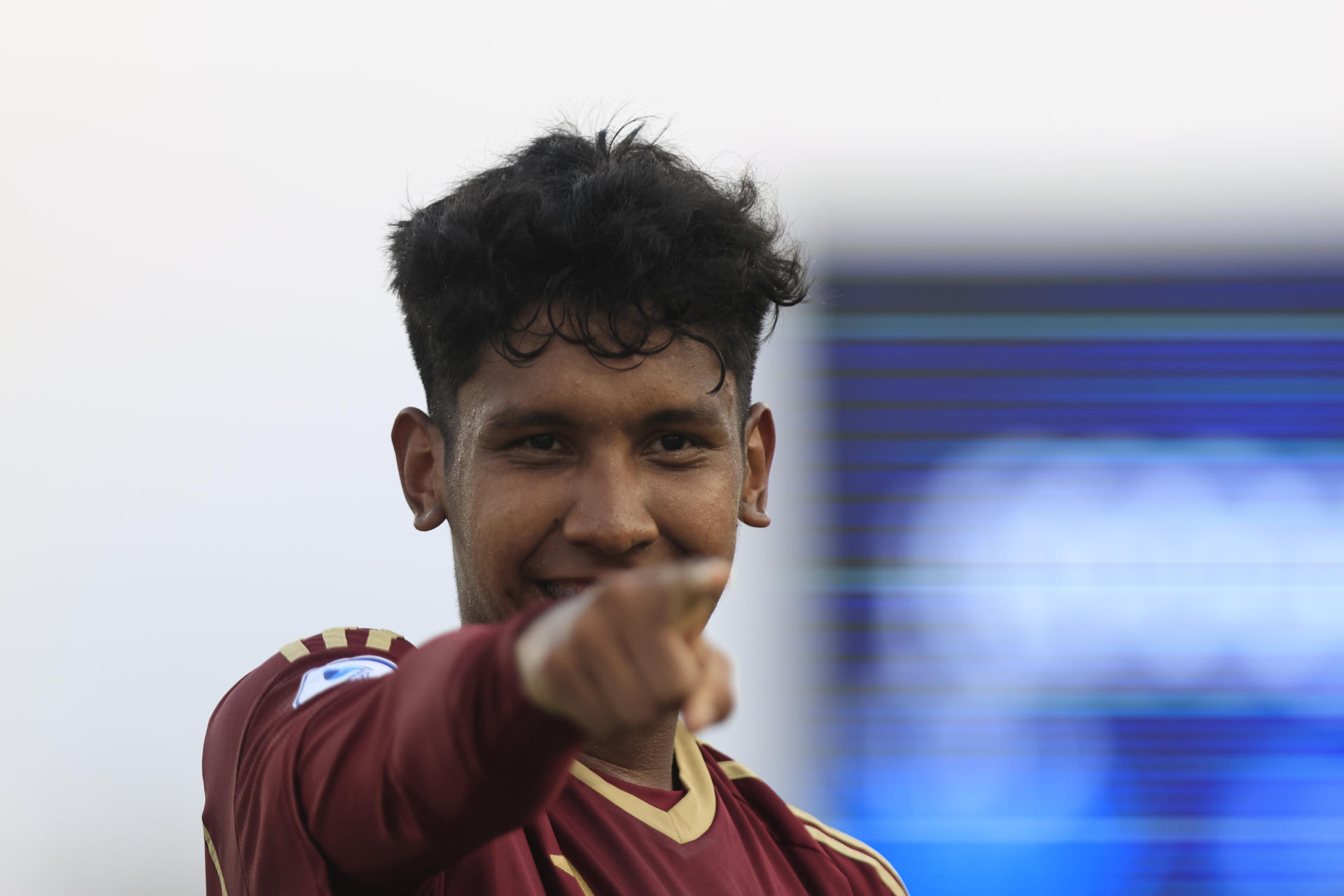 Marcos Maitán celebra este sábado su gol, el tercero con el que la selección sub-17 de Venezuela venció a la de Chile en partido por el tercer puesto del Sudamericano de la categoría jugado en el estadio Jaime Morón, de la ciudad colombiana de Cartagena. EFE/ Ricardo Maldonado Rozo