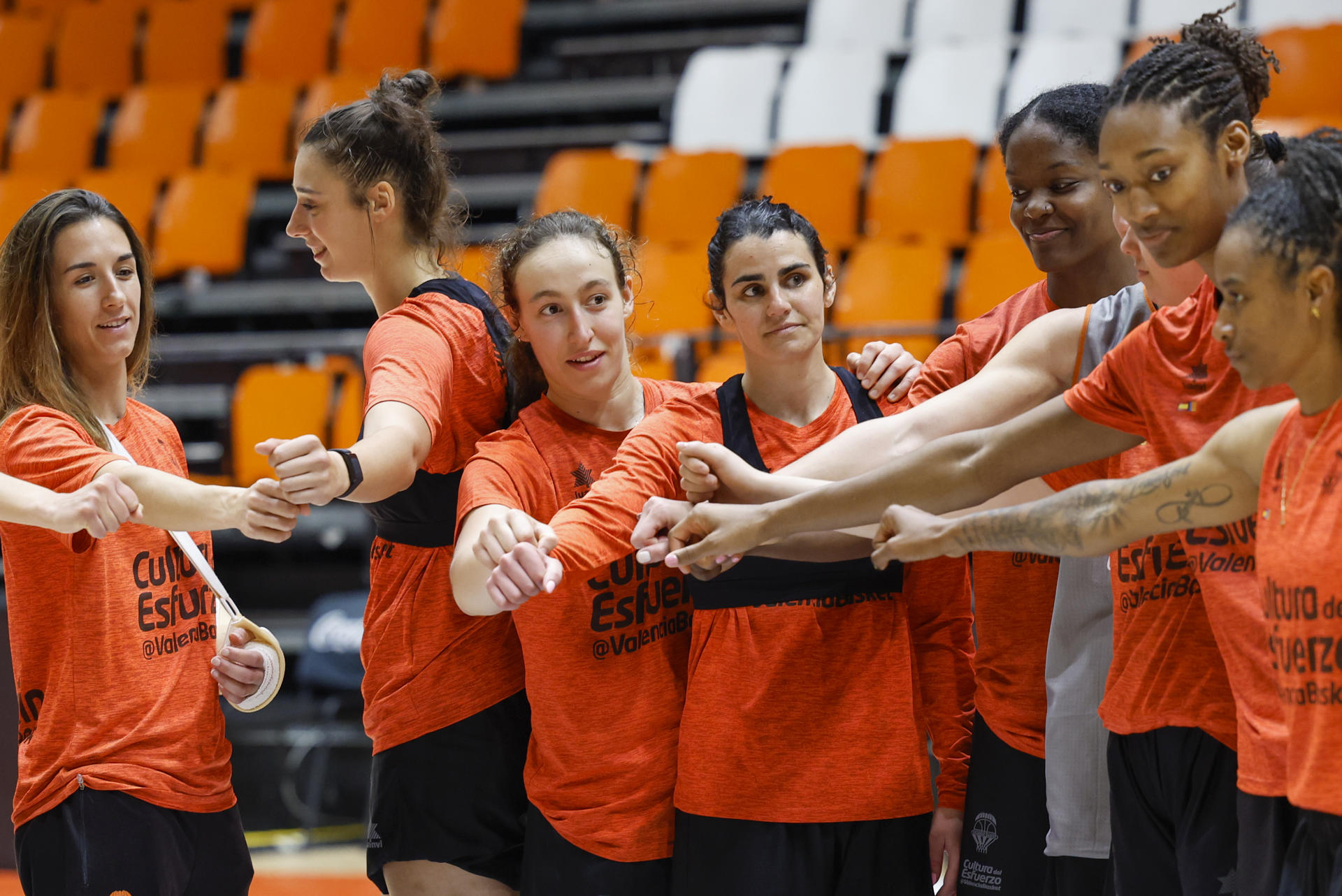 Las jugadoras del Valencia Basket durante el entrenamiento realizado este martes con motivo de la Final a Seis de la Euroliga femenina de baloncesto que se disputará el próximo fin de semana en Zaragoza. EFE/Ana Escobar