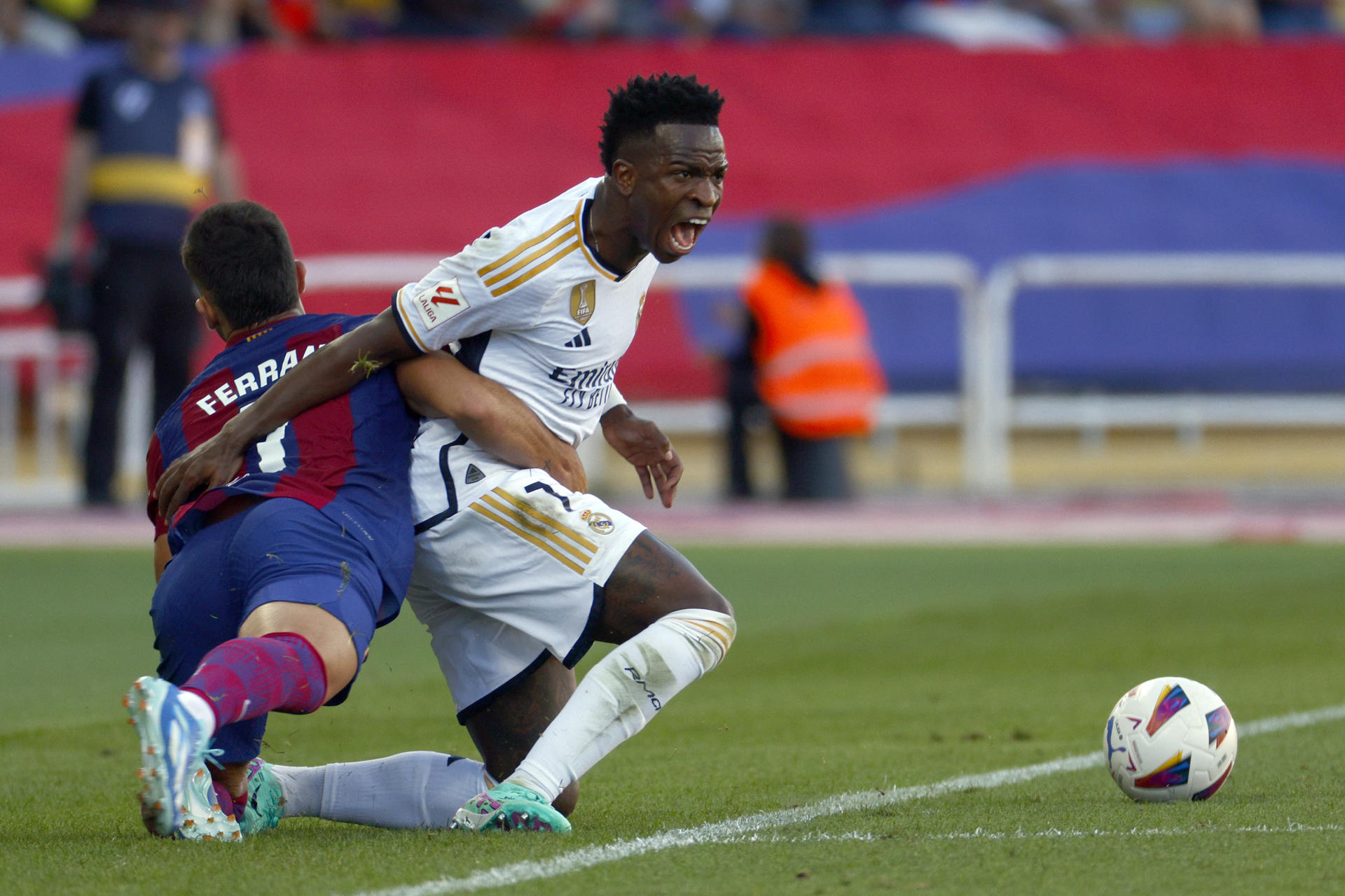 Vinícius Júnior (d) delantero brasileño del Real Madrid disputa una acción ante Ferrán Torres en el Estadio Olímpico Lluís Companys de Barcelona en foto de archivo de Quique Garcia. EFE