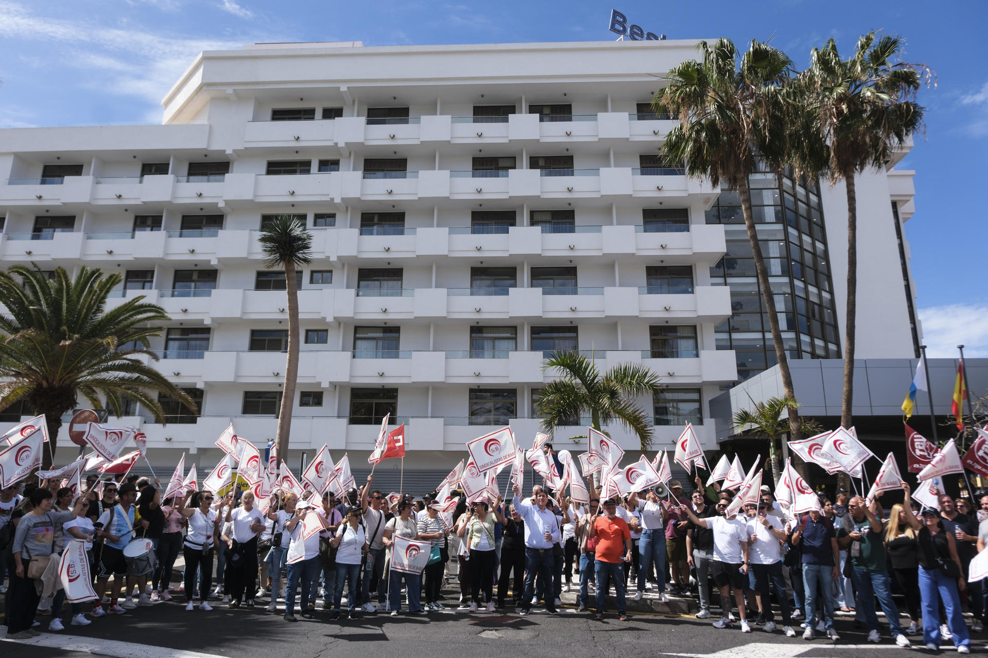 Trabajadores de la hostelería y los alojamientos turísticos de la provincia de Santa Cruz de Tenerife se manifiestan este jueves frente a los principales hoteles del municipio de Adeje, uno de los más turísticos de la isla, durante la huelga convocada por los sindicatos para Semana Santa para exigir mejoras en sus condiciones laborales. EFE/Alberto Valdés