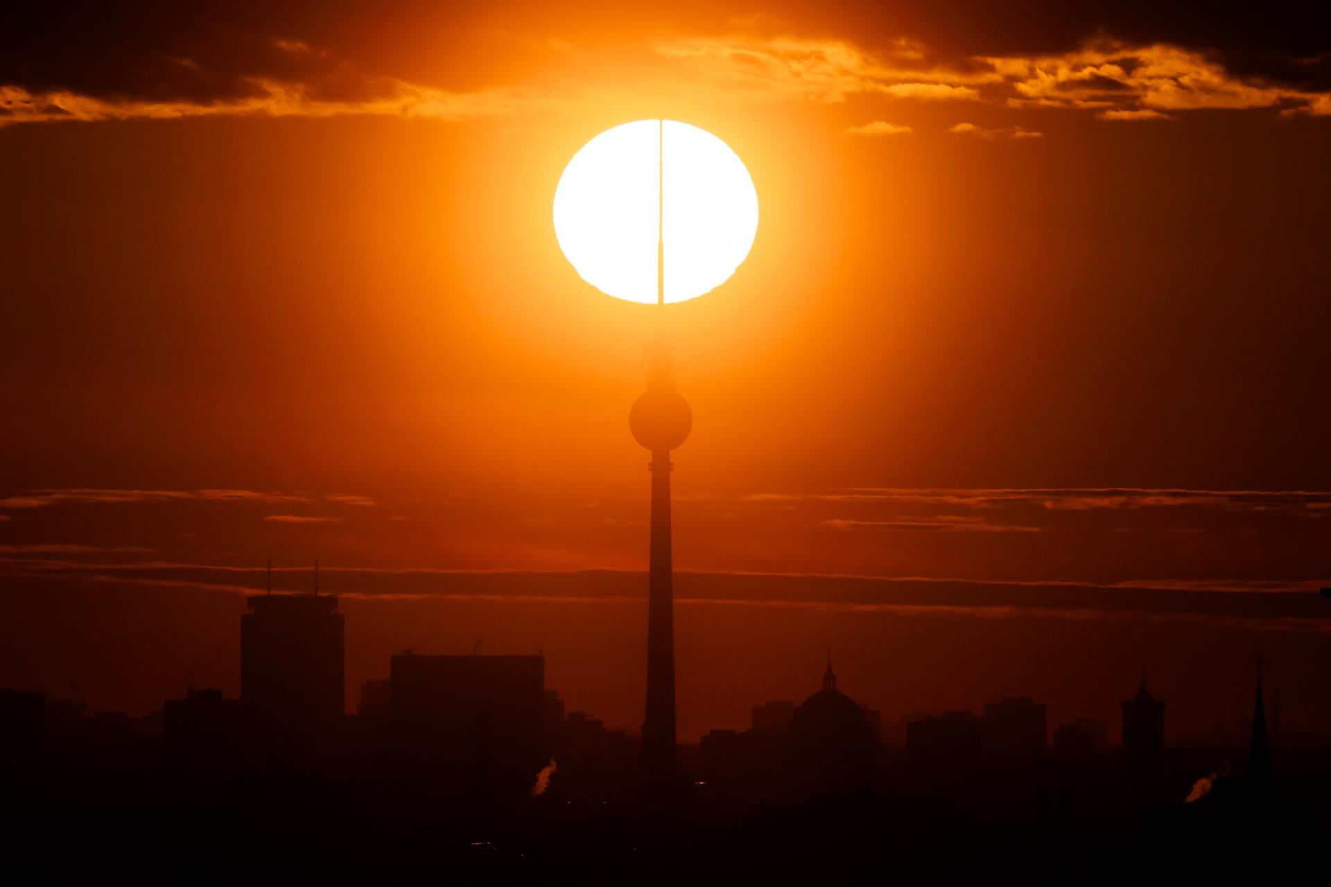 El sol sale hoy tras la torre de Televisión de Berlín (Alemania). EFE/EPA/CHRISTOPH SOEDER