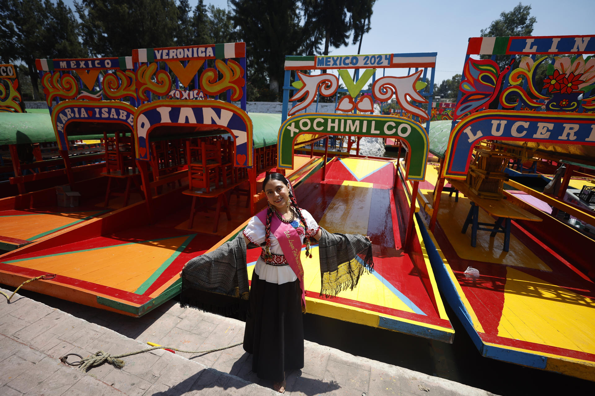 El segundo lugar de la flor mas bella del ejido, Alin Camacho Yañez, posa durante la presentación de la canoa alegórica este miércoles, en Ciudad de México (México). EFE/ Sáshenka Gutiérrez