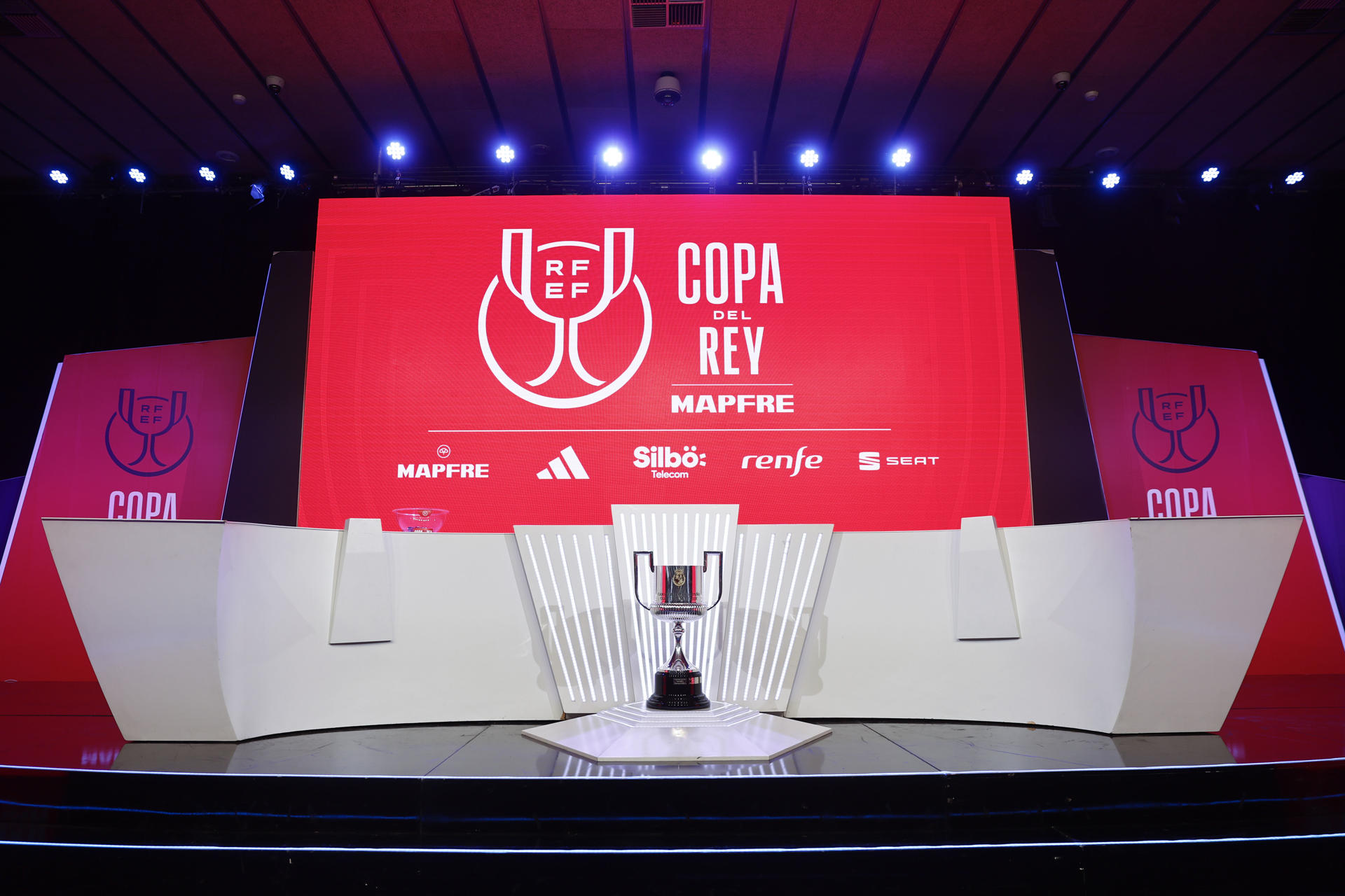 El trofeo de la Copa del Rey, cuya final se disputará el próximo sábado 26 de abril en el estadio de La Cartuja (Sevilla). EFE/ Rodrigo Jiménez