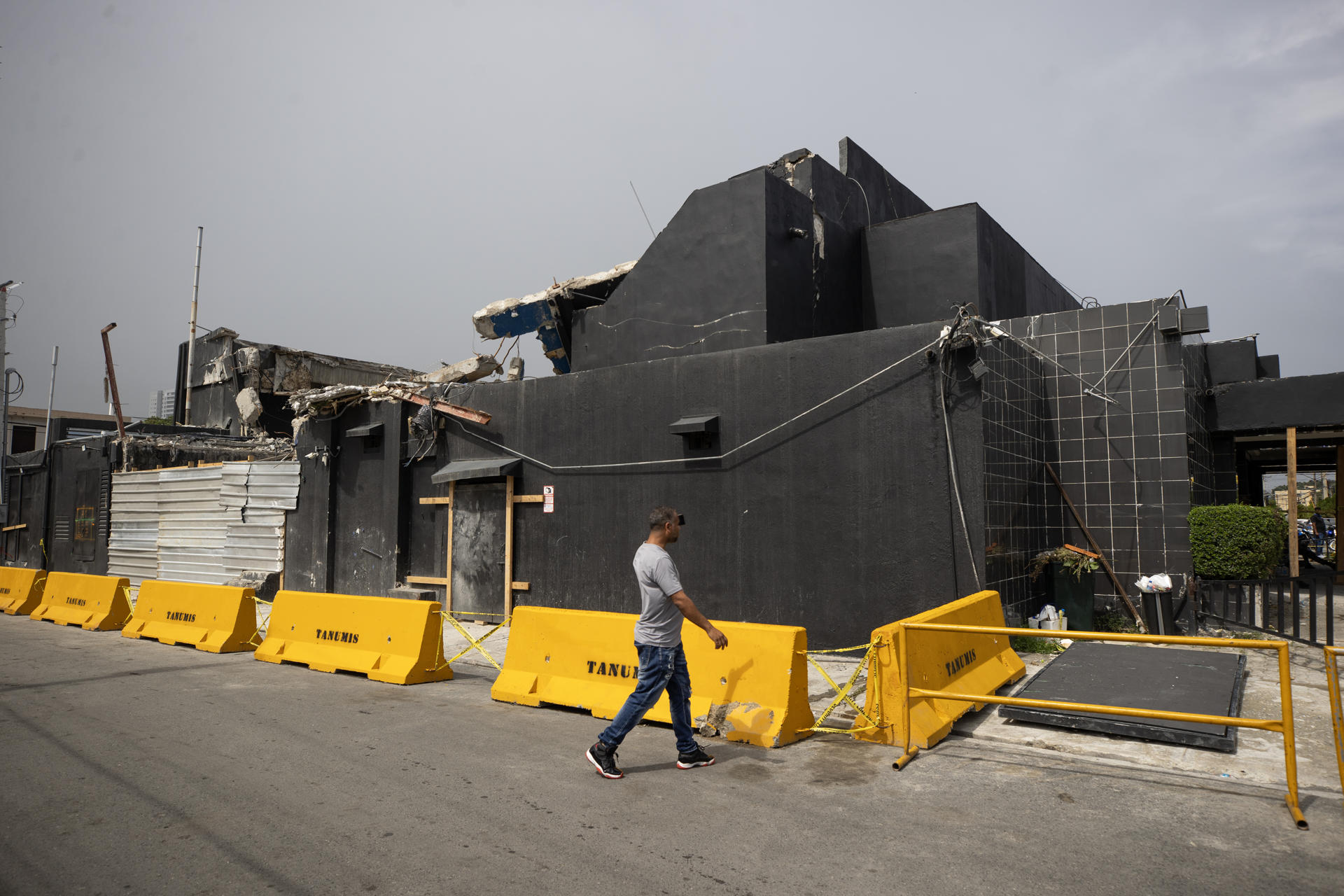 Una persona camina frente a los escombros de la discoteca Jet Set, este martes en Santo Domingo (República Dominicana). EFE/Orlando Barría