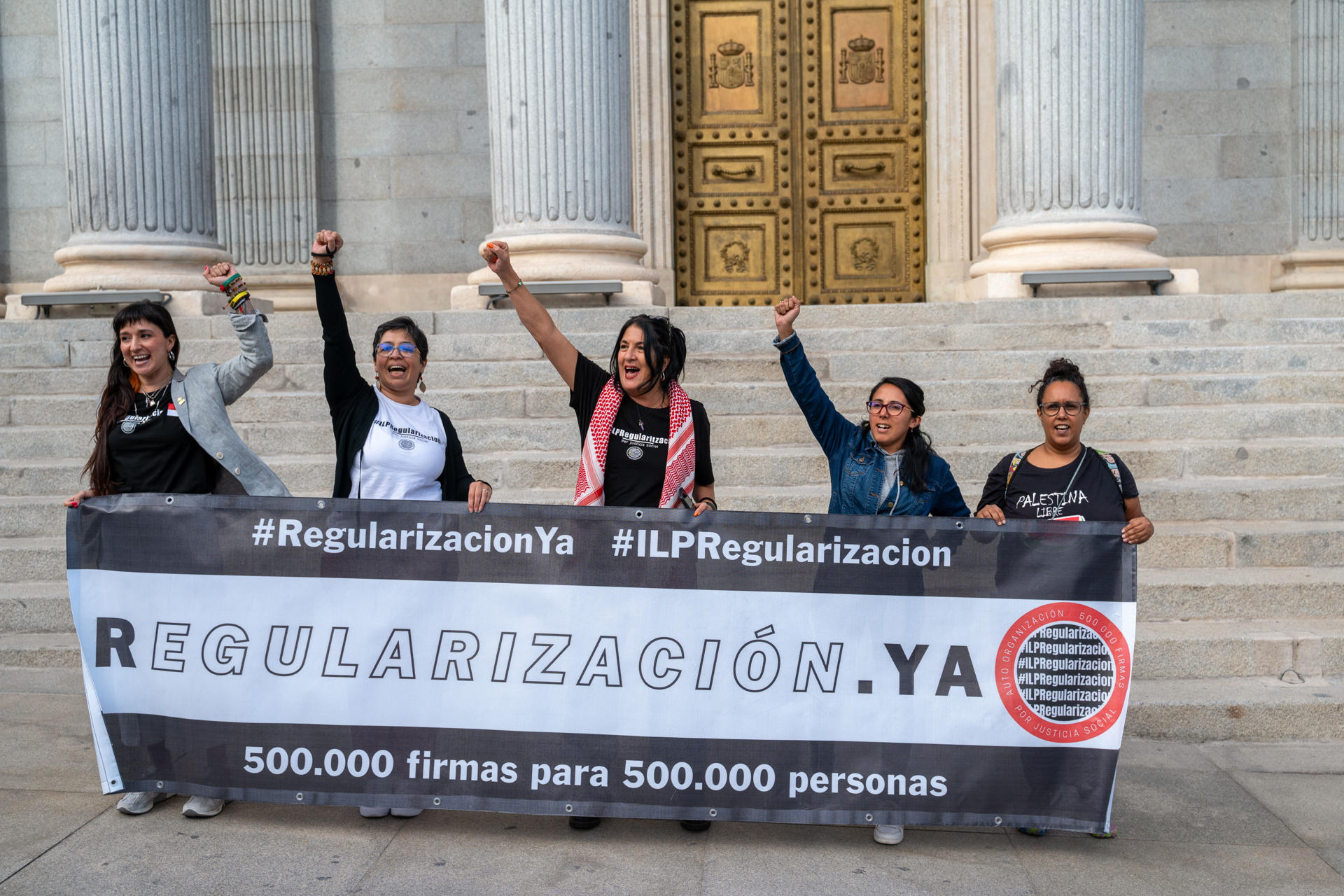 Imagen de archivo (24/09/2024) Varias personas piden desbloquear la tramitación en el Congreso de los Diputados de la iniciativa legislativa popular (ILP) para la regularización extraordinaria de medio millón de extranjeros en el exterior del Congreso de los Diputados. EFE/ Fernando Villar