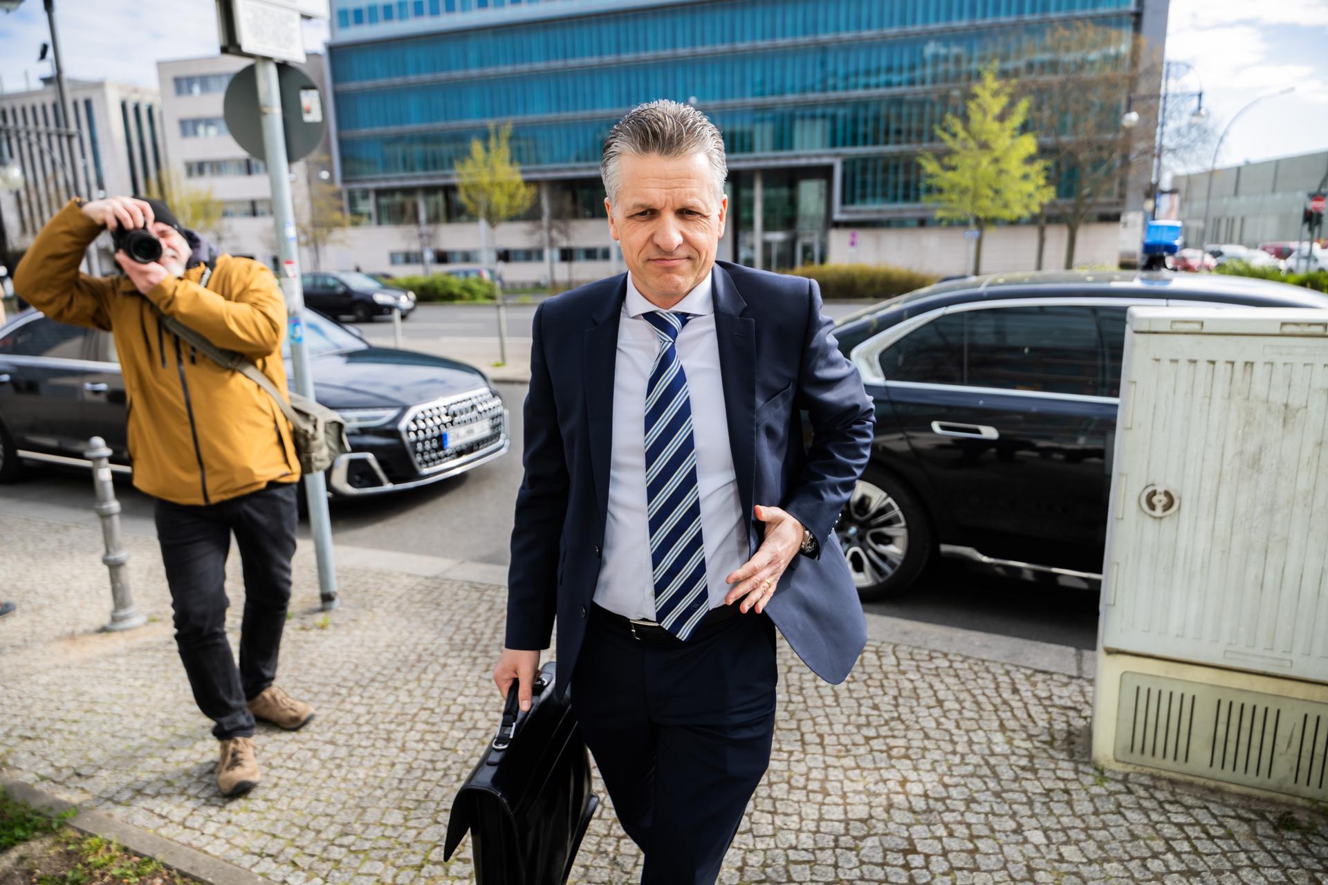 El gerente parlamentario de la facción de la Unión Demócrata Cristiana (CDU) y de la Unión Social Cristiana (CSU) en el parlamento alemán Bundestag, Thorsten Frei, llega a la sede del partido de la Unión Demócrata Cristiana (CDU), la Konrad-Adenauer-Haus, en Berlín, Alemania, el 08 de abril de 2025. La Unión Demócrata Cristiana (CDU), la Unión Social Cristiana (CSU) y el Partido Socialdemócrata (SPD) continúan sus negociaciones de coalición. (Germany) EFE/EPA/CHRISTOPH SOEDER
