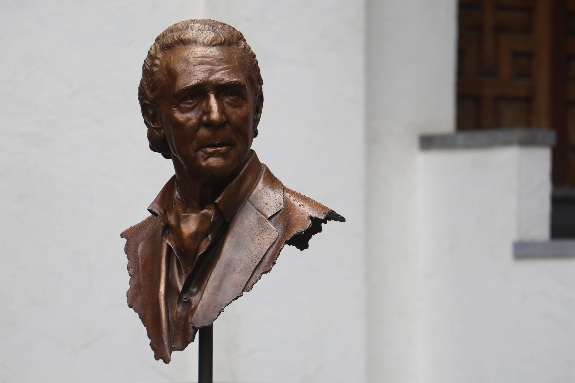 Busto en homenaje a Antonio Gala creado por el escultor César Orrico. EFE/Salas
