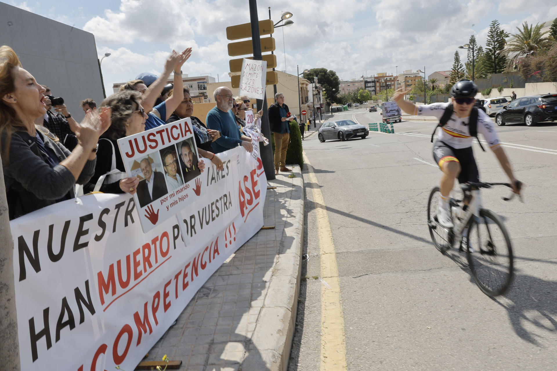 Afectados por la dana se manifiestan a las puertas del recinto donde se celebra el congreso del Partido Popular Europeo (PPE) en Valencia, este martes. EFE/ Kai Försterling