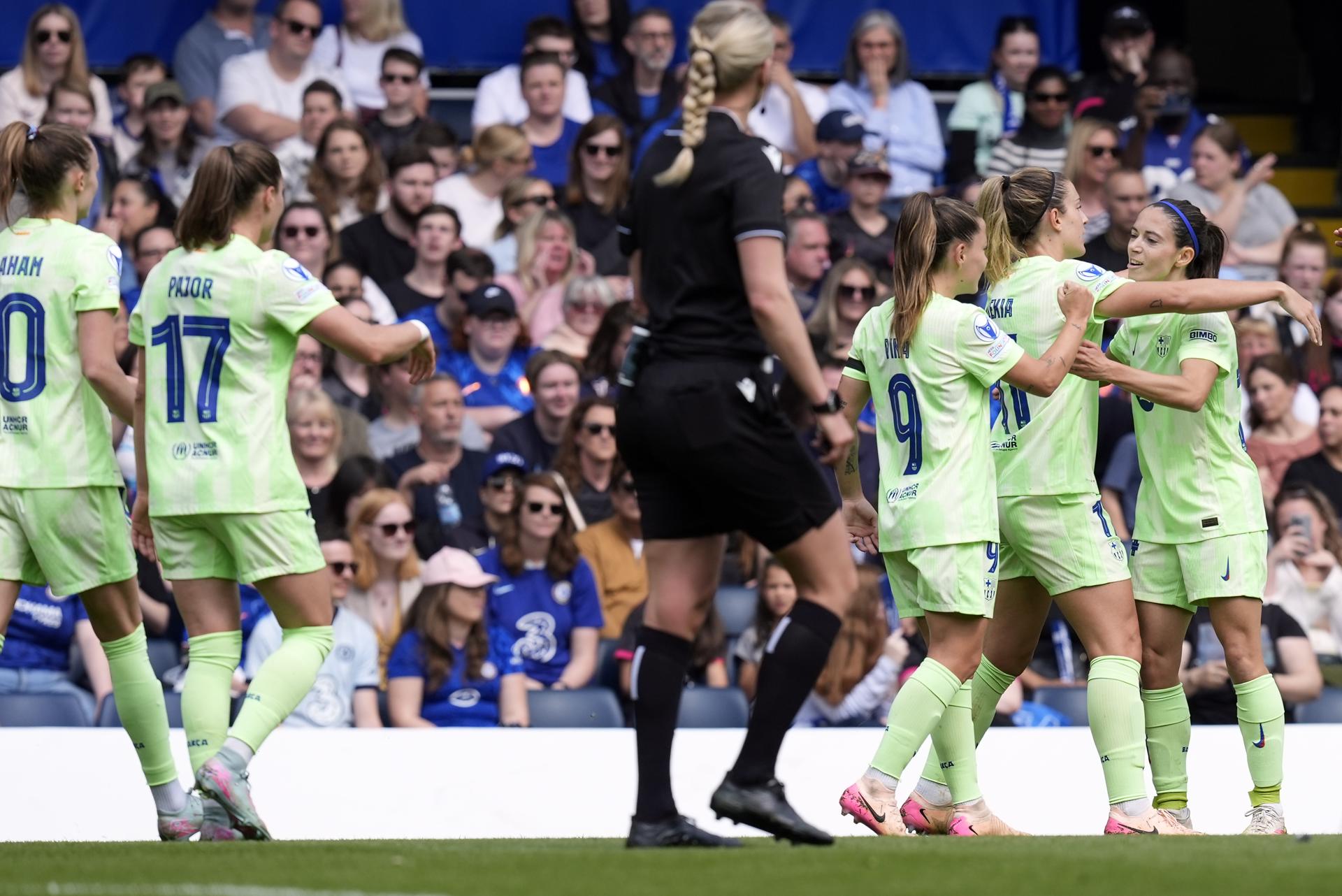La jugadora Aitana Bonmatí, de Barcelona celebra con sus compañeras un gol durante el partido de vuelta de semifinales de la UEFA Women's Champions League que han jugado Chelsea WFC y FC Barcelona Femini, en Londres, Reino Unido. EFE/EPA/TIM KEETON
