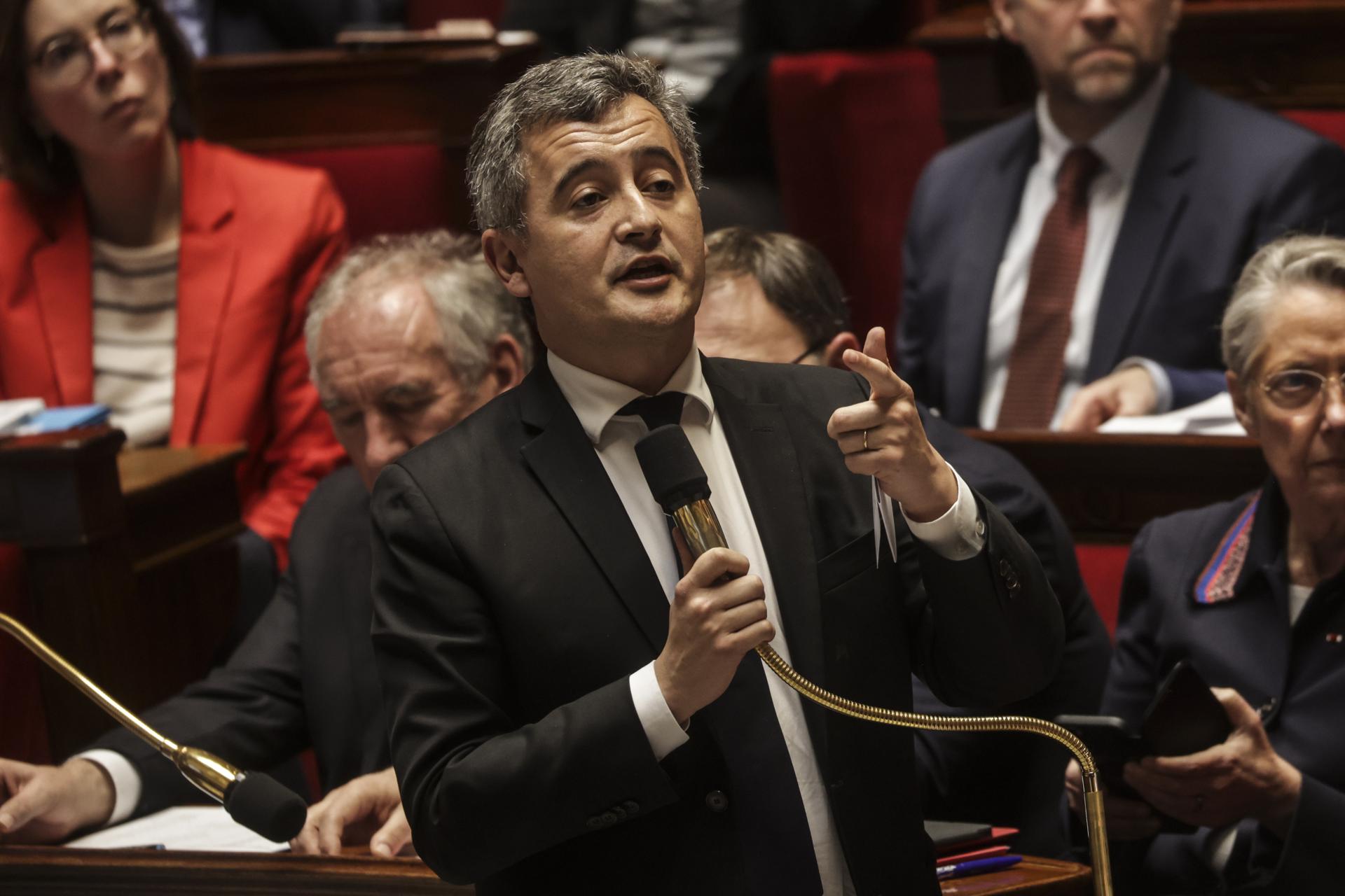 El Ministro de Justicia francés, Gérald Darmanin, habla durante una sesión de preguntas al gobierno en la Asamblea Nacional francesa, en París, Francia, 01 de abril de 2025. La Asamblea Nacional Francesa discutirá el 01 de abril sobre la manipulación emocional de las víctimas de violencia física y sexual, así como sobre la inclusión del consentimiento en la definición legal de violación y agresión sexual en Francia. Francia EFE/EPA/Teresa Suarez