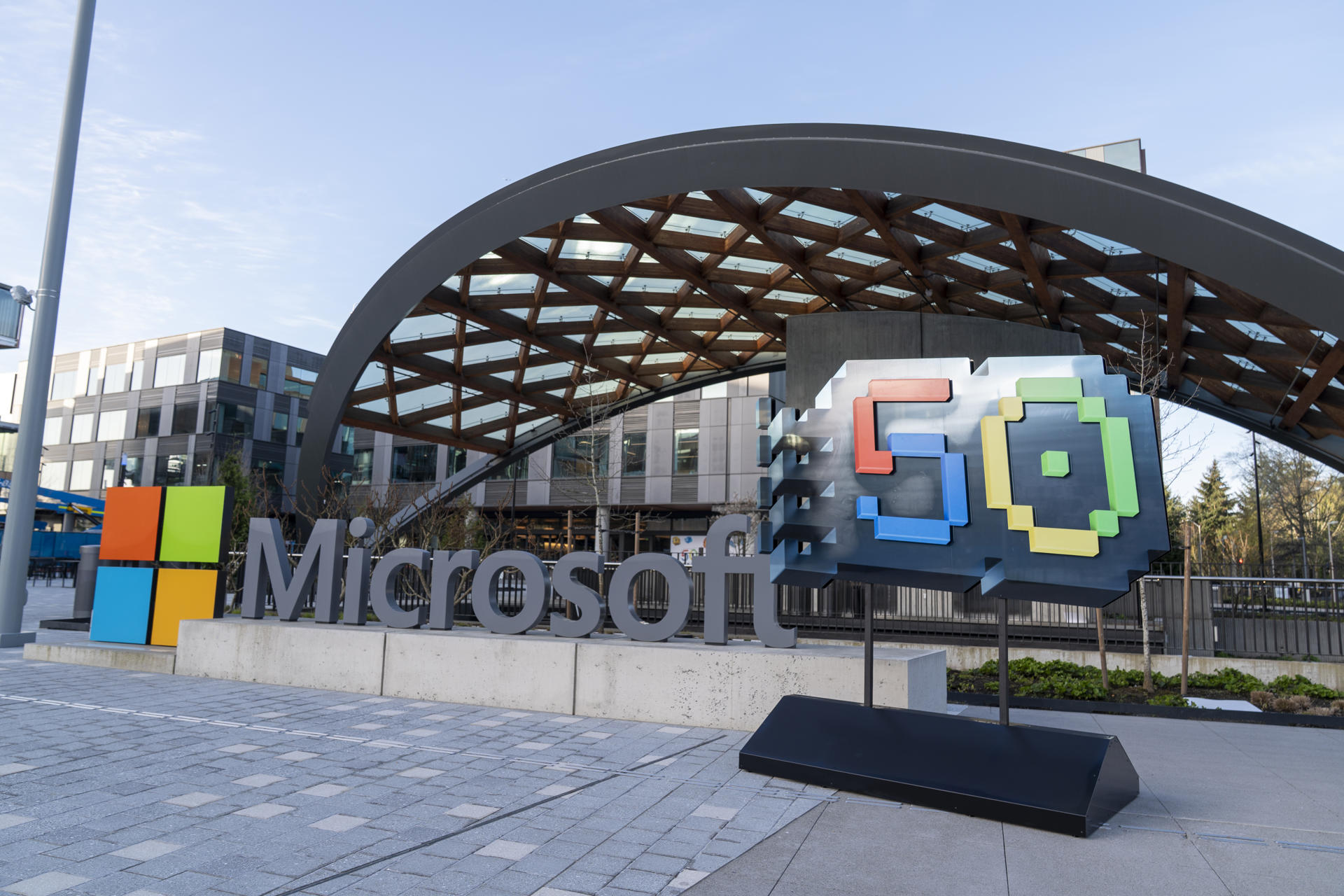Fotografía del logo de Microsoft durante la celebración de los 50 años este viernes en la sede de la empresa en Seattle (Estados Unidos). EFE/ Angel Colmenares