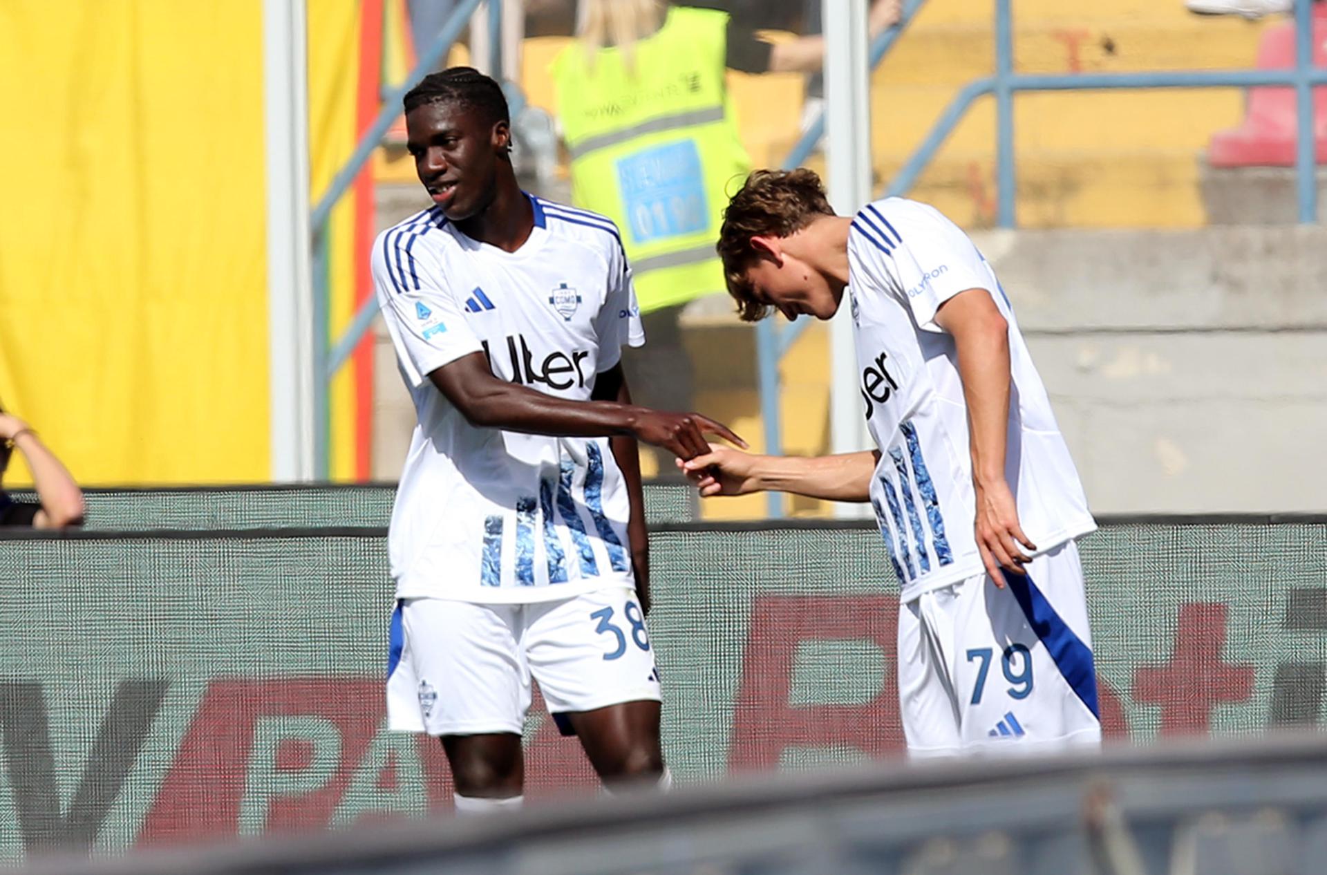 Los jugadores del Como Assane Diao (I) y Nico Paz Martinez (d) celebran un gol durante el partido de la Serie A que han jugado US Lecce y 1907 Como en el Via del Mare stadium en Lecce, Italia. EFE/EPA/ABBONDANZA SCURO LEZZI