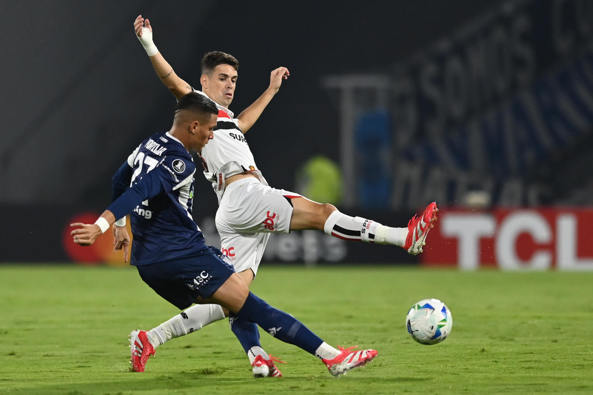 Juan Portilla (i) de Talleres disputa un balón con Oscar de São Paulo en un partido de la fase de grupos de la Copa Libertadores. EFE/ Ariel Alejandro Carreras