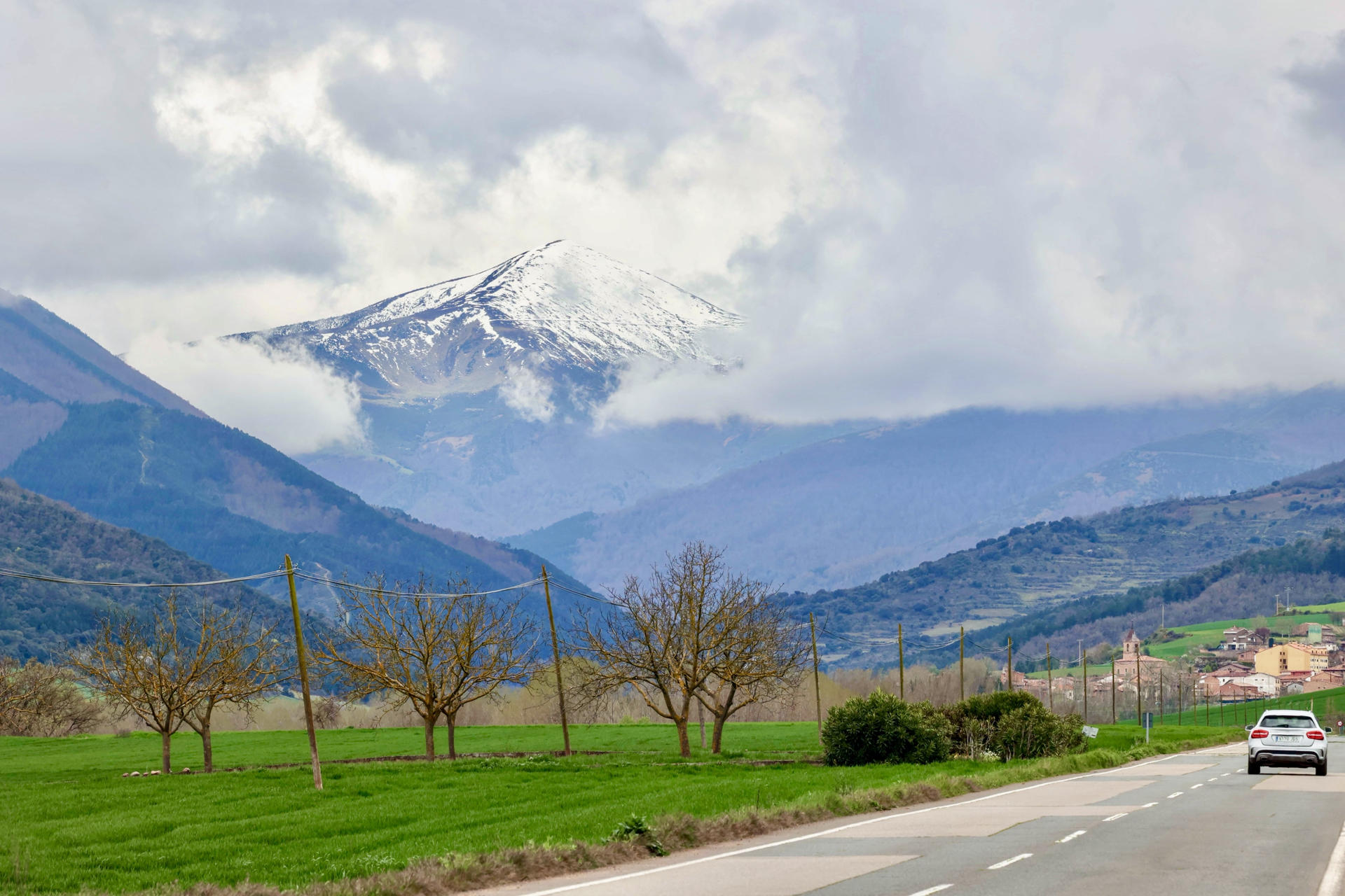 Vista del monte San Lorenzo desde el valle de San Millán de la Cogolla este sábado. Los cielos seguirán nubosos en La Rioja, donde se esperan chubascos débiles a lo largo del sábado. La Agencia Estatal de Meteorología también prevé un descenso ligero de las temperaturas en la comunidad, con viento flojo del suroeste al oeste y noroeste. EFE/ Raquel Manzanares