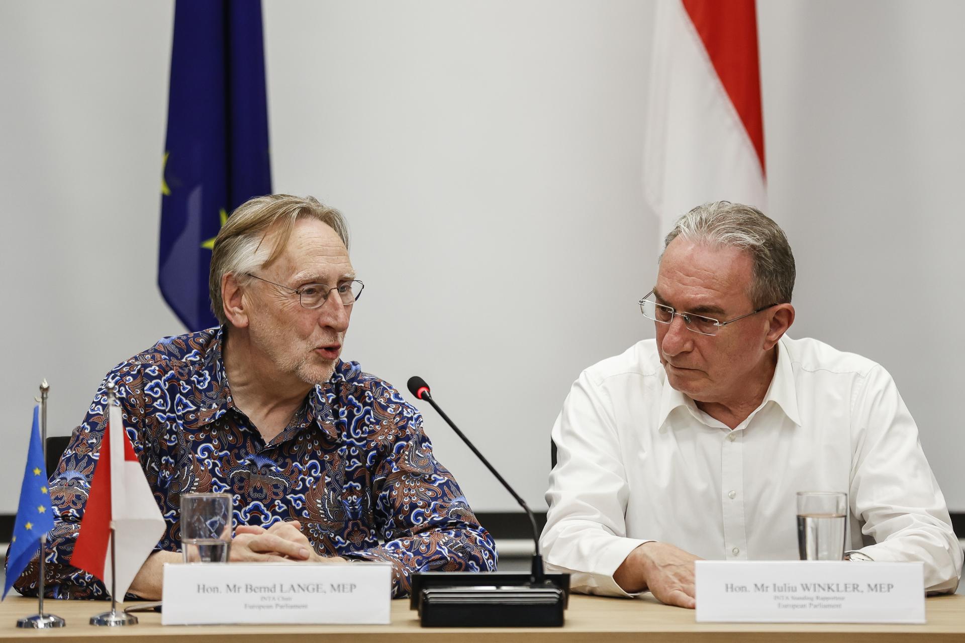 JAKARTA (Indonesia), 16/04/2025.- Chair of the European Parliament International Trade Committee (INTA), Bernd Lange (L), speaks next to INTA Standing Rapporteur for Indonesia, Luilu Winkler, during a press conference in Jakarta, Indonesia, 16 April 2025. The EU parliament members are on a visit to discuss bilateral trade and investment relations, including the Indonesia-EU comprehensive economic partnership agreement (IEU-CEPA). EFE/EPA/MAST IRHAM