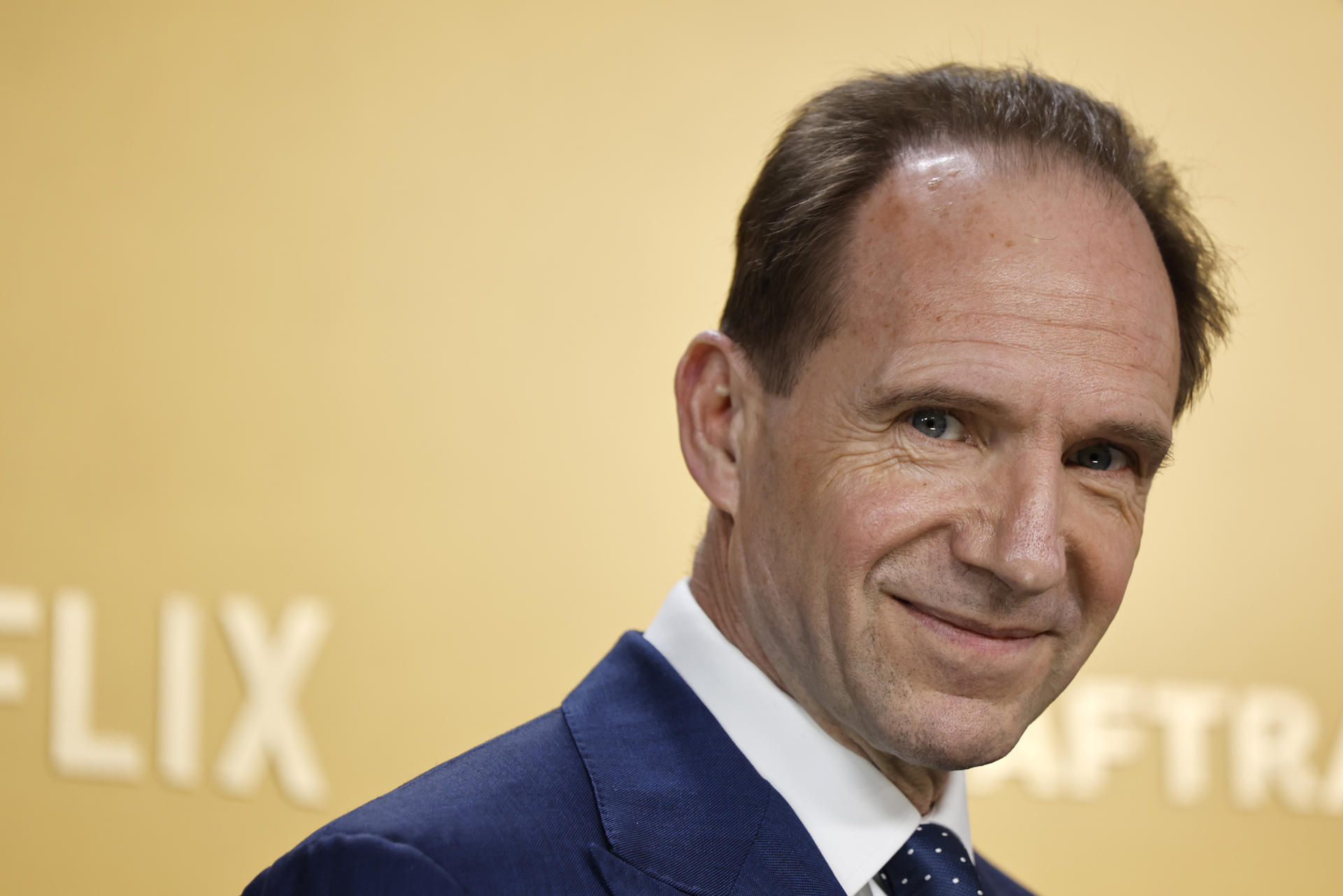 Imagen de archivo (23/02/2025) del actor Ralph Fiennes posa en la alfombra de la edición 31 de los Screen Actors Guild Awards. EFE/ David Swanson