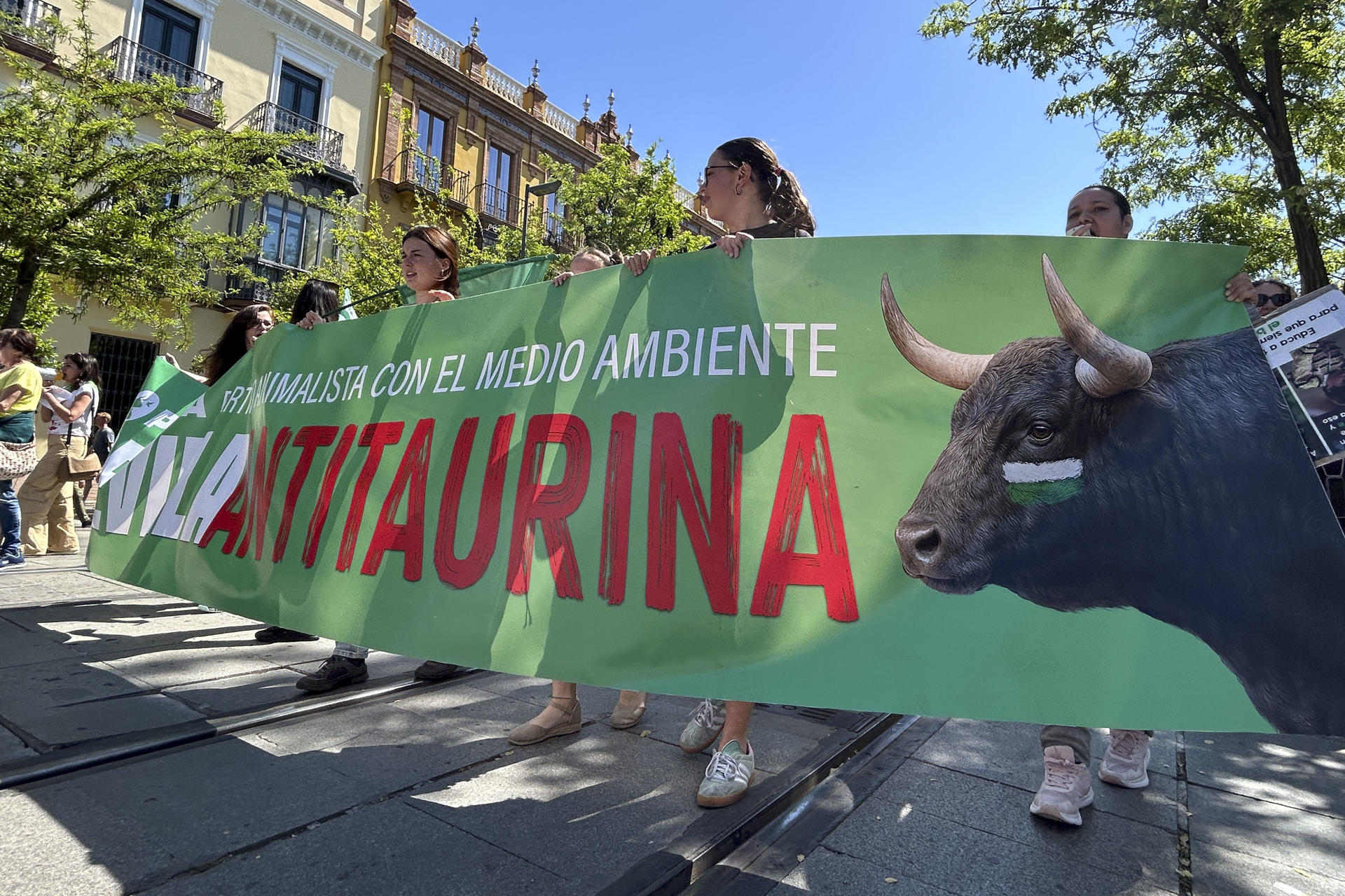 Imagen de la manifestación antitaurina que recorre este domingo las calles de Sevilla, organizada por Pacma, en la que el presidente de este partido, Javier Luna, se ha mostrado convencido de que la abolición de la tauromaquia en España es cuestión de tiempo. EFE/Fermín Cabanillas