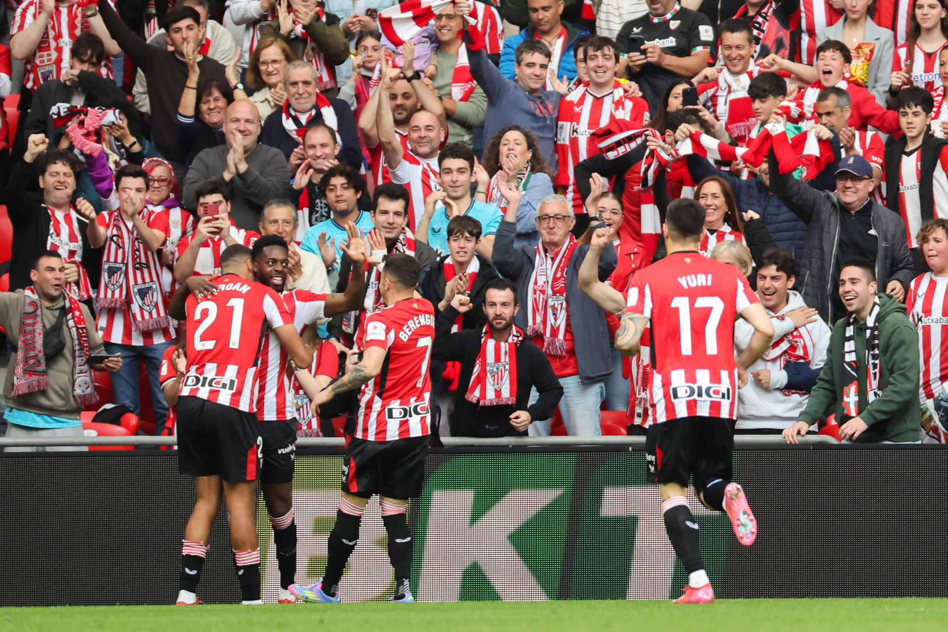 Los jugadores del Athletic Club celebran el primer gol de su equipo durante el partido de LaLiga entre el Athletic y la UD Las Palmas, este miércoles en el estadio de San Mamés. EFE/ Luis Tejido