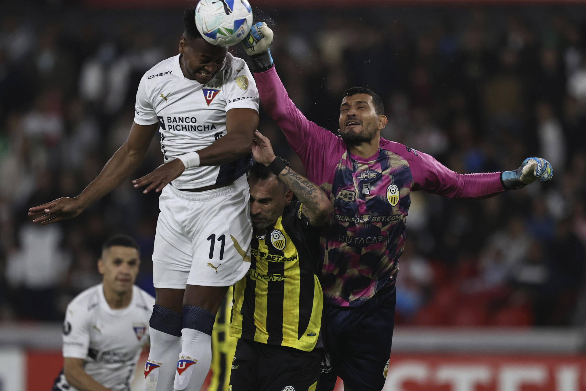Michael Estrada (i), de LDU, remata frente a Jesús Camargo, portero de Táchira, en un partido de la Copa Libertadores entre LDU Quito y Táchira en Quito (Ecuador). EFE/ José Jácome