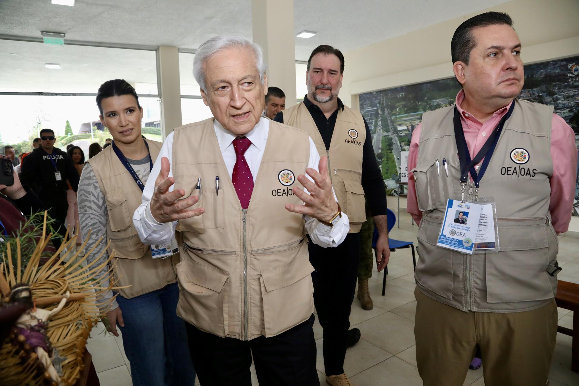 El jefe de la misión de observación electoral de la Organización de Estados Americanos (OEA) en Ecuador, el excanciller chileno Heraldo Muñoz, durante el cierre electoral este domingo, en Quito (Ecuador). EFE/ Gianna Benalcazar