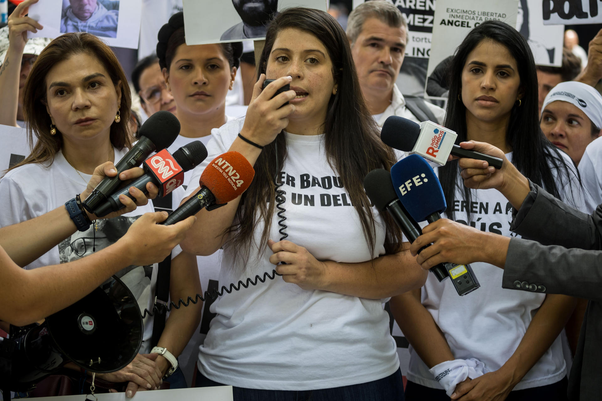 Andreina Baduel, hermana del político venezolano detenido Josnar Baduel, habla durante una protesta de familiares de reos considerados presos políticos, este lunes, 28 de abril, frente a la sede del Ministerio Público, para exigir respeto por los derechos de sus allegados, en Caracas (Venezuela). EFE/Miguel Gutiérrez