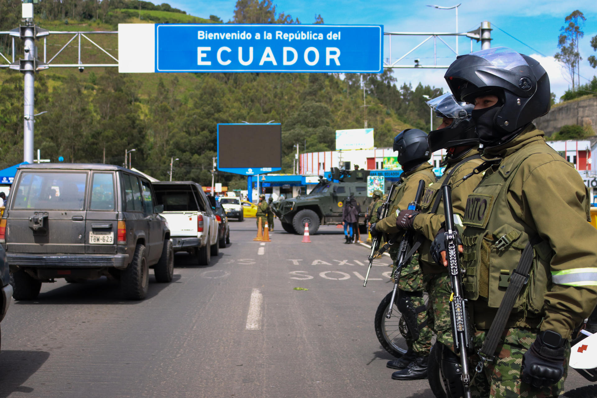 Militares ecuatorianos custodian este sábado la frontera norte en el puente internacional Rumichaca, en la provincia de Carchi (Ecuador). EFE/Xavier Montalvo