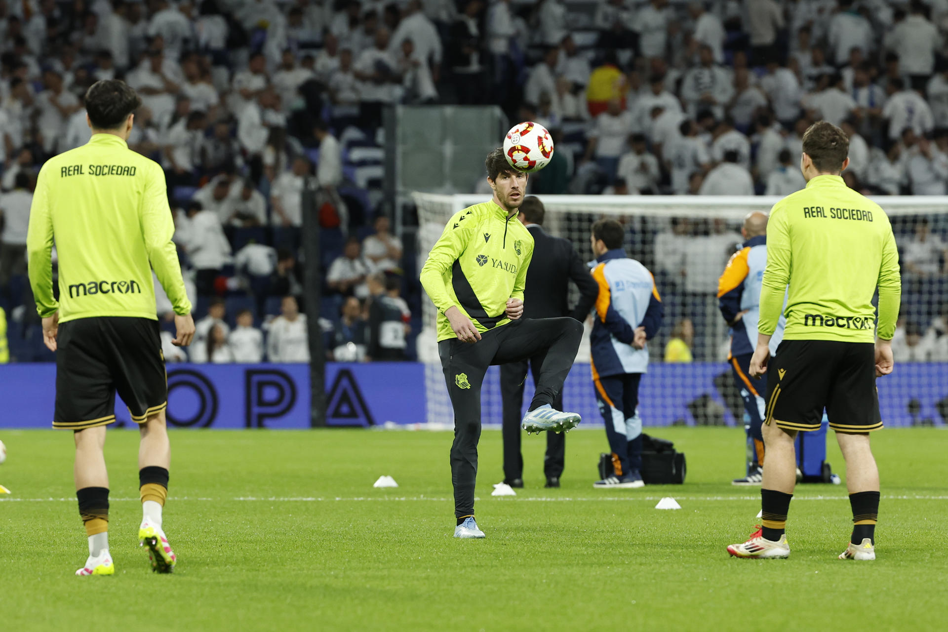 Los jugadores de la Real Sociedad calientan antes del partido de vuelta de las semifinales de la Copa del Rey que Real Madrid y Real Sociedad disputaron en el estadio Santiago Bernabéu. EFE/Chema Moya