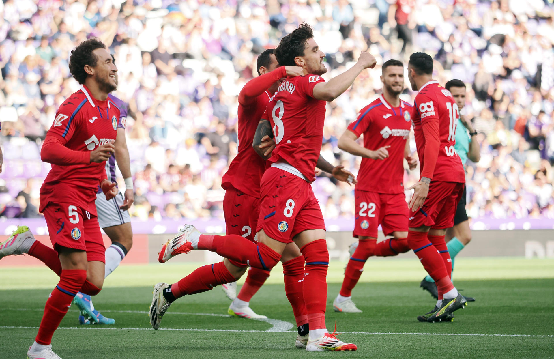 El jugador del Getafe CF Arambarri (c) celebra con sus compañeros el primer gol conseguido ante el Valladolid, durante el partido de LaLiga disputado este domingo en el estadio José Zorrilla de Valladolid. EFE/R. García