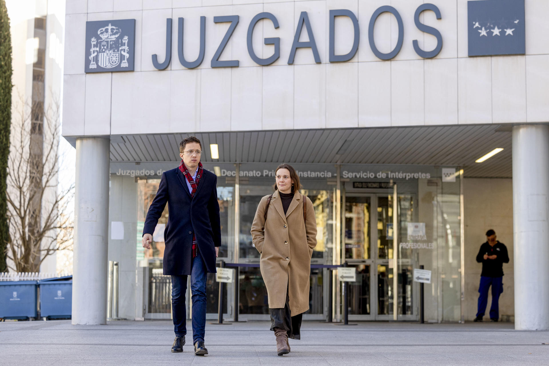 Imagen de archivo (16/1/2025) del exdiputado de Sumar y cofundador de Podemos Íñigo Errejón saliendo de los juzgados de Plaza de Castilla, en Madrid, tras declarar como presunto autor de una agresión sexual a la actriz Elisa Mouilaá. EFE/Daniel González