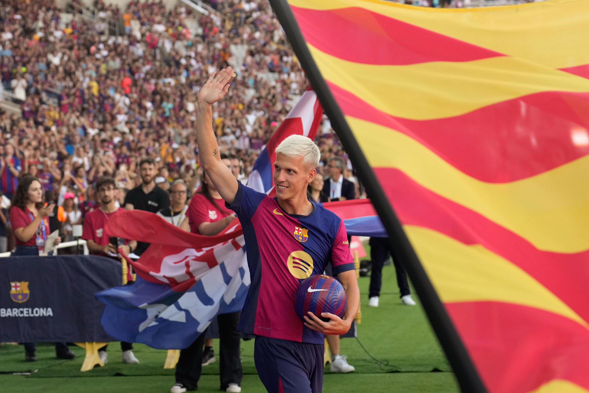 El delantero del Barcelona Dani Olmo en el estadio Olímpico Lluis Companys en foto de archivo de Alejandro García . EFE