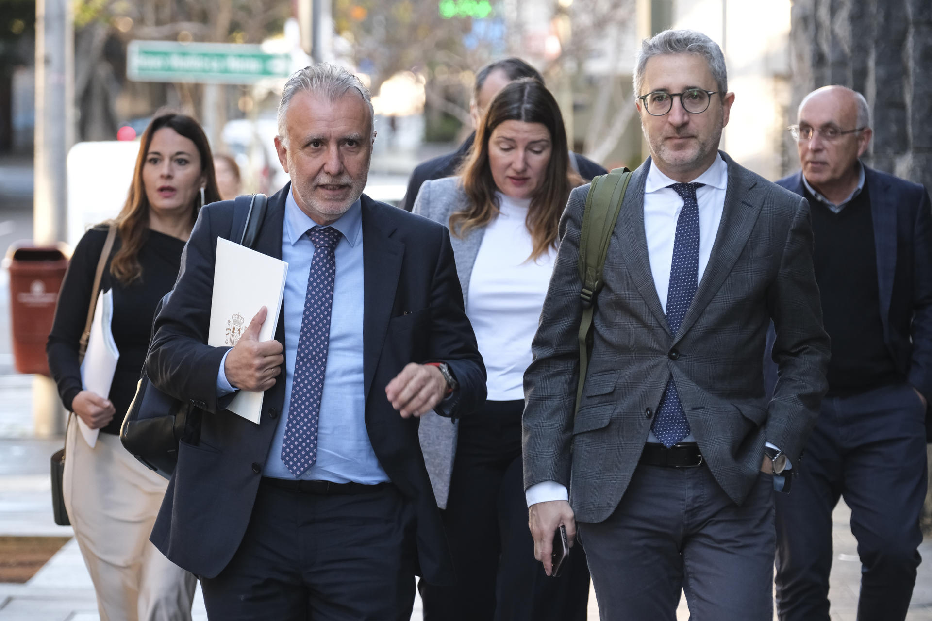 El ministro de Política Territorial. Ángel Víctor Torres (i) a su llegada a la reunión con el presidente de Canarias, Fernando Clavijo, en la que analizarán cómo aplicar el auto del Tribunal Supremo que encomienda al Estado la acogida de los menores migrantes solicitantes de asilo. EFE/Alberto Valdés 
El ministro de Política Territorial y Memoria Democrática, Ángel Víctor Torres (2i), llega este jueves a la presidencia del Gobierno de Canarias en Tenerife, donde participará en una reunión interministerial junto con el presidente de Canarias, Fernando Clavijo, la Ministra de Inclusión, Seguridad Social y Migraciones, Elma Saiz, y la ministra de Juventud e Infancia, Sira Rego, así como con altos cargos del Ministerio de Interior. EFE/Alberto Valdés
