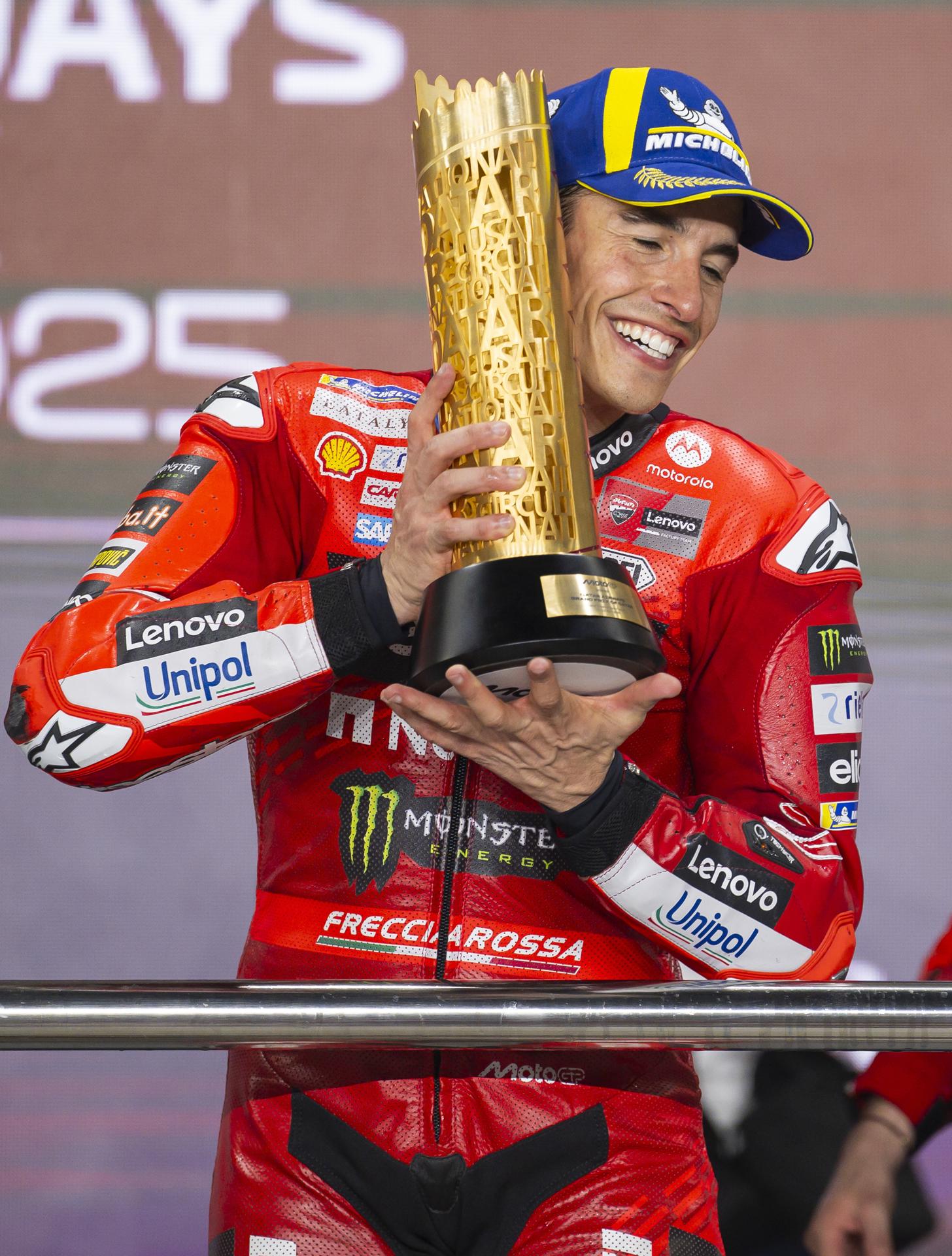 El español Marc Márquez (Ducati Desmosedici GP25), celebra ña victoria en el Gran Premio de Motociclismo de Qatar en el Circuito Internacional de Lusail.. EFE/NOUSHAD THEKKAYIL