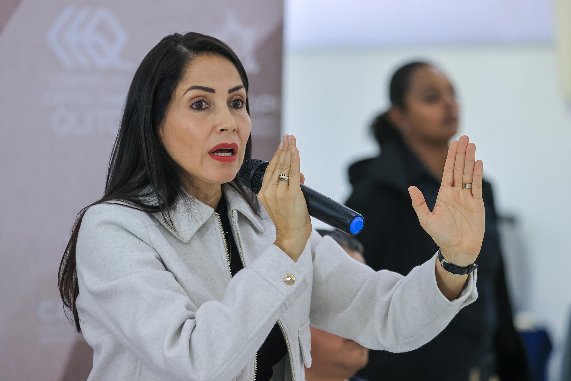 La candidata del correísmo a la Presidencia de Ecuador, Luisa González, habla durante una reunión con dirigentes de gremios empresariales de la cámara de la pequeña y mediana empresa de Pichincha (Capeipi) este martes, en Quito (Ecuador). EFE/ José Jácome