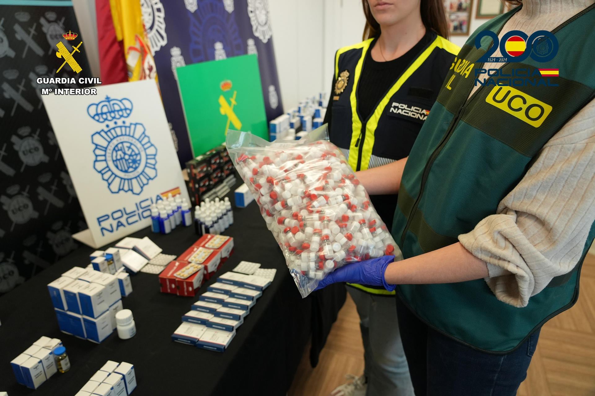 La Guardia Civil y la Policía Nacional han desarticulado, con la detención de dos personas y la investigación de otras dos, un grupo dedicado a la introducción, almacenamiento y venta de sustancias dopantes y otros medicamentos ilegales relacionados con el mundo del deporte que vendían a través de redes sociales. EFE/Guardia Civil / SOLO USO EDITORIAL/SOLO DISPONIBLE PARA ILUSTRAR LA NOTICIA QUE ACOMPAÑA (CRÉDITO OBLIGATORIO)