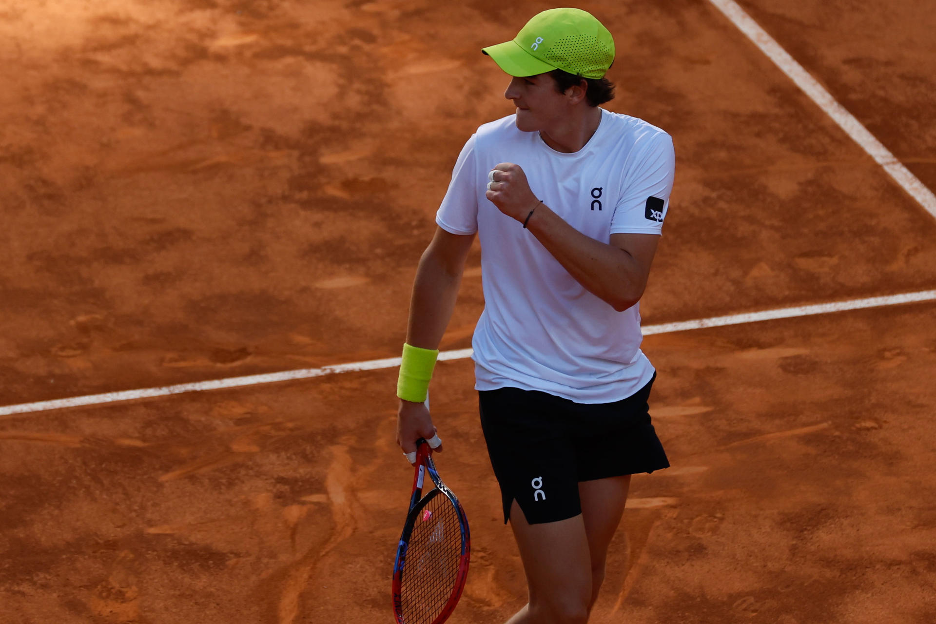 El tenista brasilero João Fonseca en acción ante el danés Elmer Møller durante el partido individual masculino de la ronda de 128 del Madrid Open que disputaron este jueves en la Caja Mágica en la capital española. EFE/ Juanjo Martín