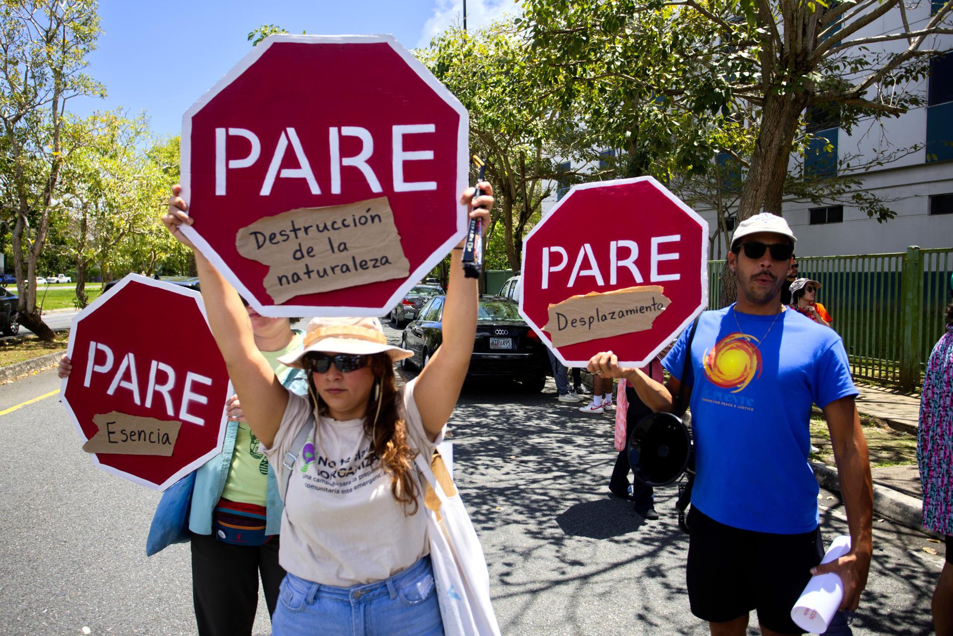 Varias personas protestan contra los permisos de construcción en las inmediaciones de las playas este martes, en San Juan (Puerto Rico). EFE/ Thais Llorca