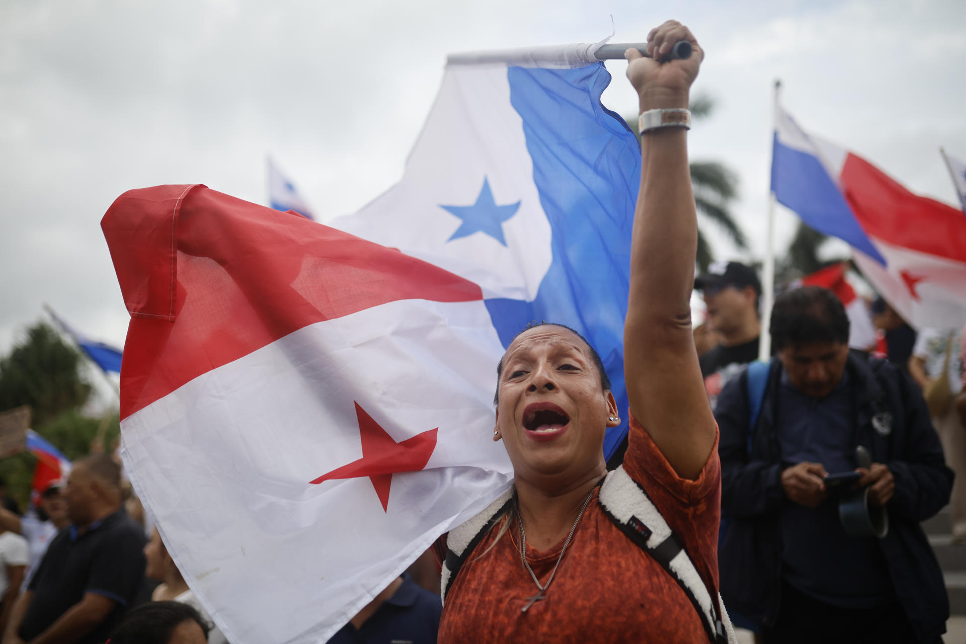 Personas se manifiestan durante una protesta este martes en Ciudad de Panamá (Panamá). Sindicalistas del sector docente y de la construcción se movilizaron contra una serie de iniciativas gubernamentales en la capital panameña. EFE/Bienvenido Velasco
