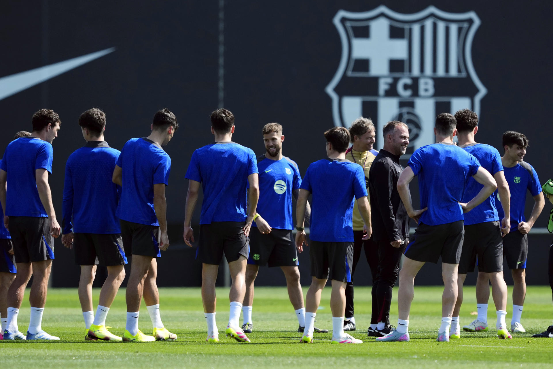 Iñigo Martínez (C, de frente) durante el entrenamiento del Barcelona previo al partido de ida de los cuartos de final de la Liga de Campeones que disputará contra el Borussia Dortmund, en el estadio olímpico Lluis Companys. EFE/Alejandro Garcia