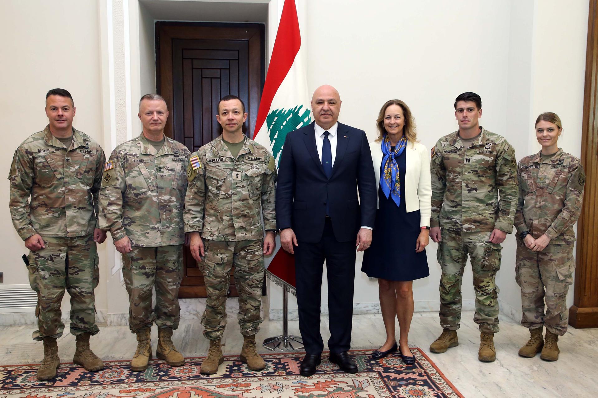 Una foto distribuida por la Oficina de Prensa de la Presidencia Libanesa muestra al presidente libanés Joseph Aoun (C), al mayor general del ejército estadounidense Jasper Jeffers (C-I), que es el jefe de supervisión de la implementación del alto el fuego negociado en Washington en el Líbano, y a la embajadora estadounidense en el Líbano Lisa Johnson (C-R) posando para una foto después de su reunión en el palacio presidencial de Baabda, Líbano, el 30 de abril de 2025. El mayor general del ejército estadounidense Jasper Jeffers, jefe de supervisión de la implementación del alto el fuego negociado en Washington en el Líbano, visitó Beirut para reunirse con funcionarios libaneses. (Líbano) EFE/EPA/OFICINA DE PRENSA DE LA PRESIDENCIA LIBANESA / DISTRIBUCIÓN SOLO PARA USO EDITORIAL/NO VENTAS