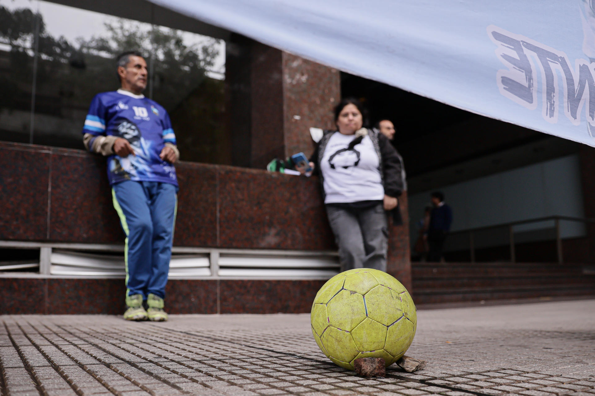 Seguidores de Diego Armando Maradona esperan en la entrada de los tribunales de San Isidro, durante una jornada del juicio por la muerte del exfutbolista, en Buenos Aires (Argentina). EFE/Juan Ignacio Roncoroni