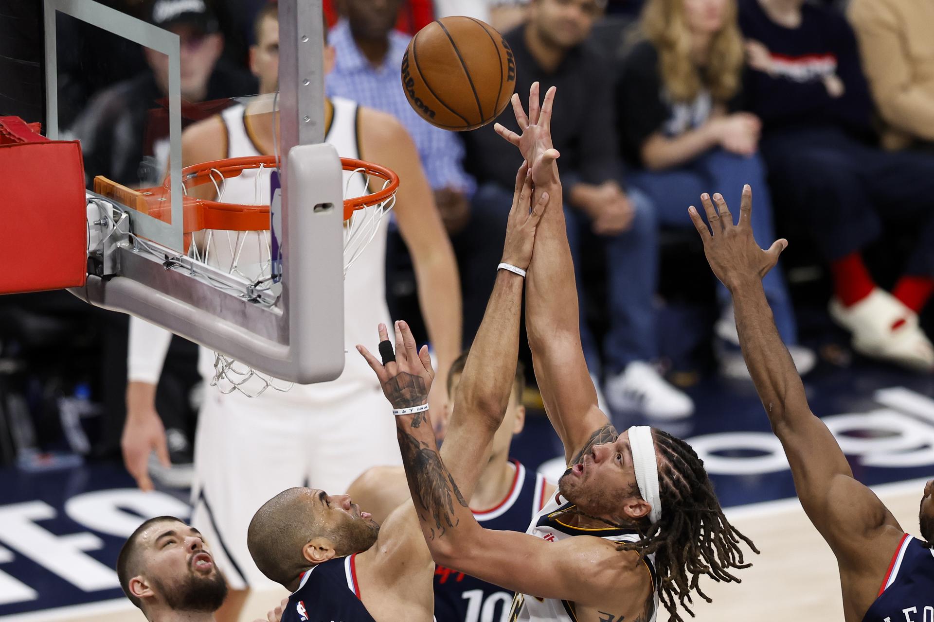 El alero de los Denver Nuggets, Aaron Gordon (D), avanza hacia canasta mientras es defendido por el alero de los LA Clippers Nicolas Batum (I) durante la segunda mitad del partido de la primera ronda de los playoffs entre los Denver Nuggets y los Los Angeles Clippers en Inglewood, California, EE. UU. EFE/EPA/CAROLINE BREHMAN