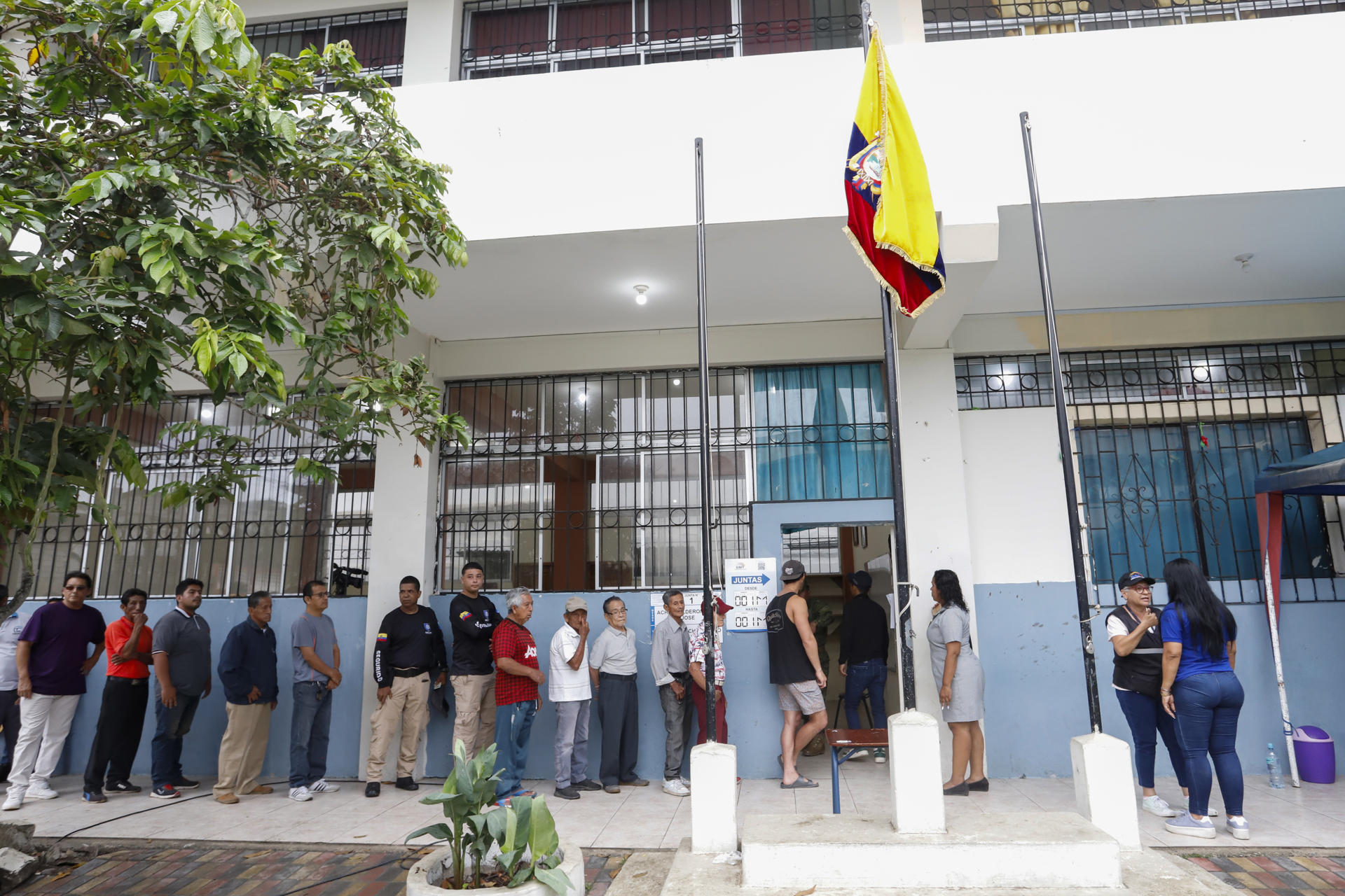 Fotografía de un centro electoral en Ecuador. EFE/ Carlos Durán Araújo