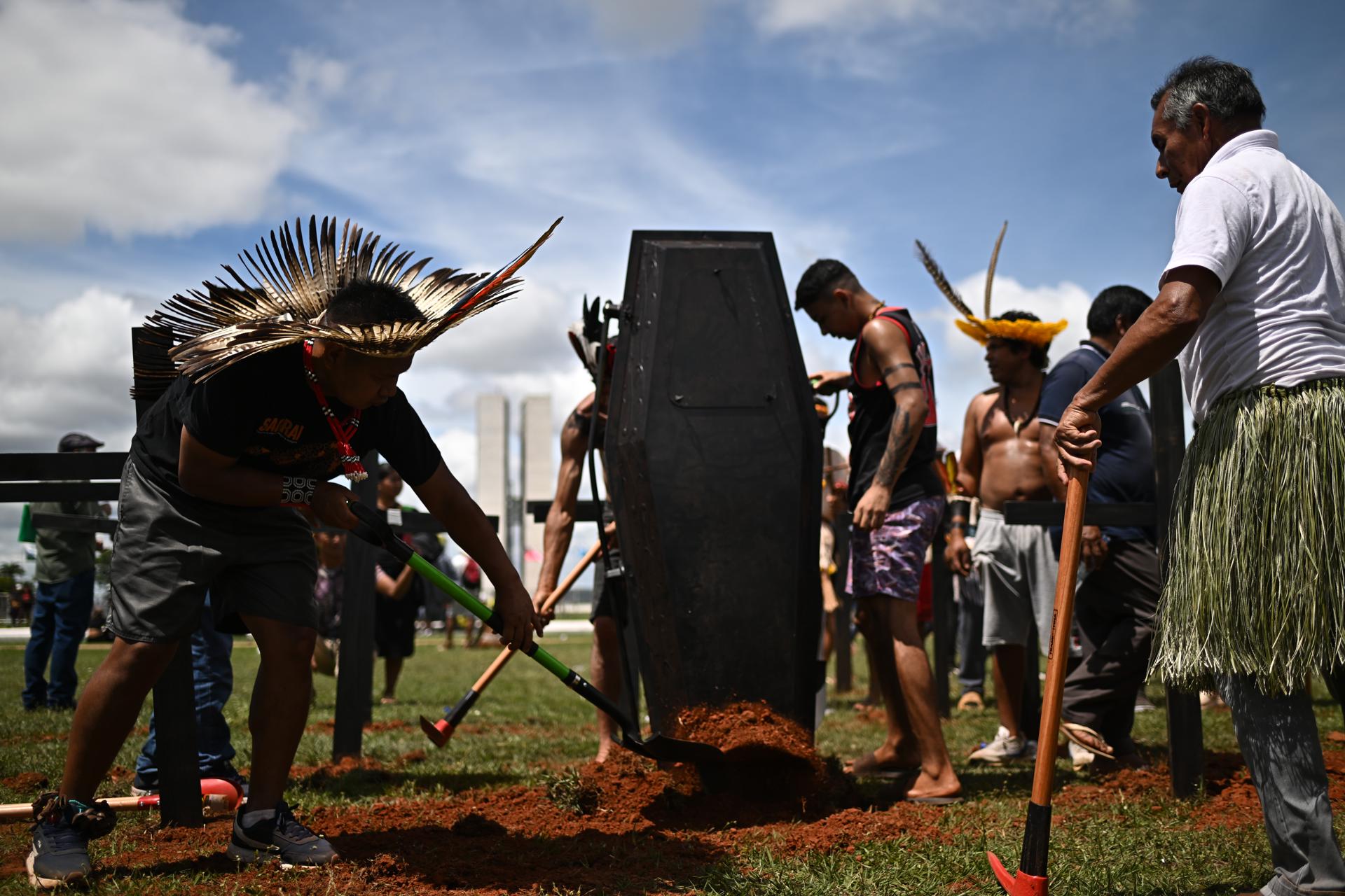 Indígenas participan durante una manifestación este martes, en Brasilia (Brasil). Indígenas de diferentes etnias participaron en la XXI edición del Campamento Tierra Libre (ATL), el mayor encuentro indígena de Brasil. EFE/ Andre Borges