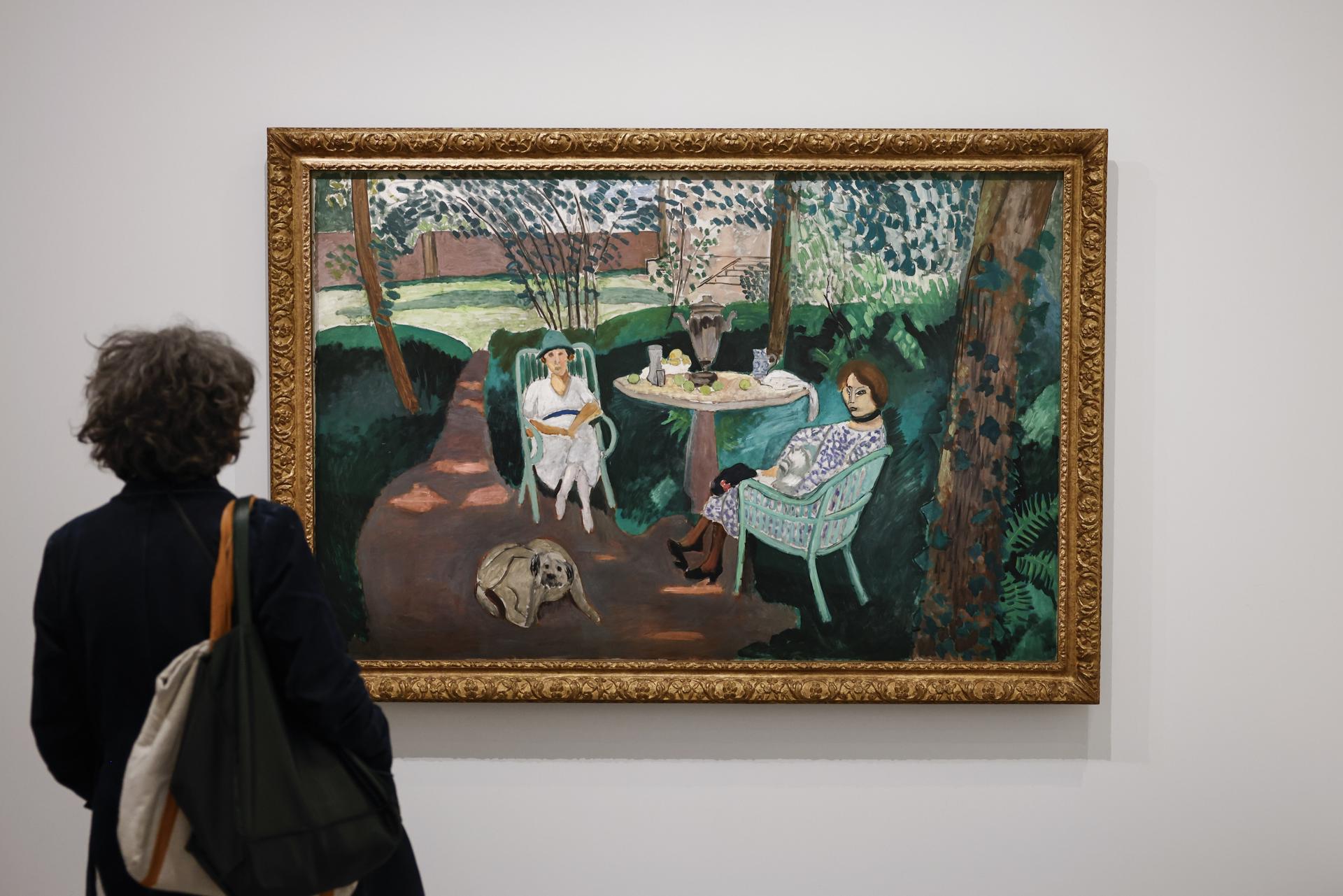 Una mujer observa una pintura titulada 'Té' del pintor francés Henri Matisse, en la exposición 'Matisse y Marguerite. La mirada de un padre', en el Museo de Arte Moderno de París, el 3 de abril de 2025. EFE/EPA/YOAN VALAT
