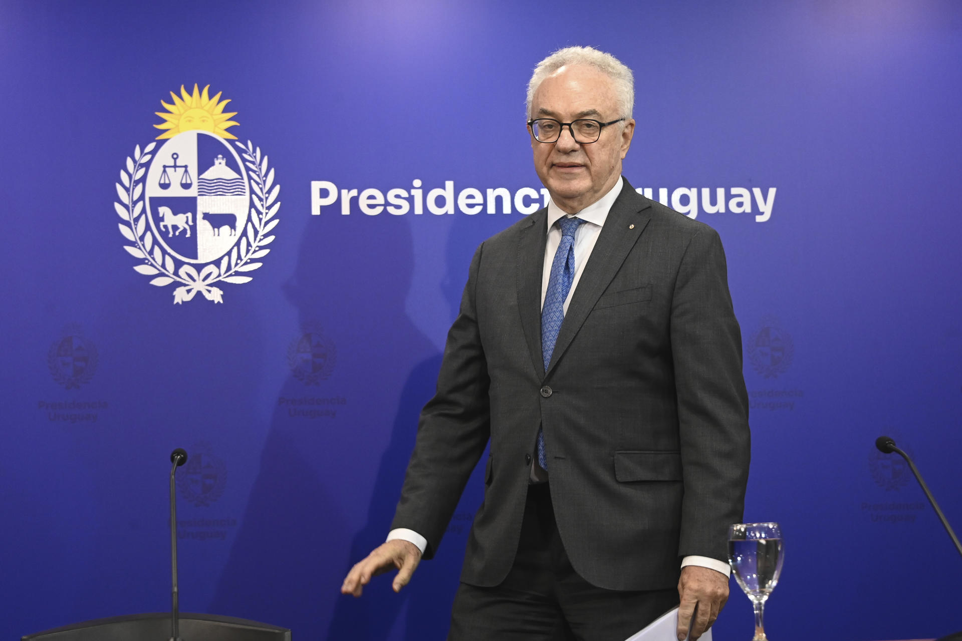 El canciller de Uruguay Mario Lubetkin llega a ofrecer una declaración este lunes, en Montevideo (Uruguay). EFE/ Federico Gutierrez