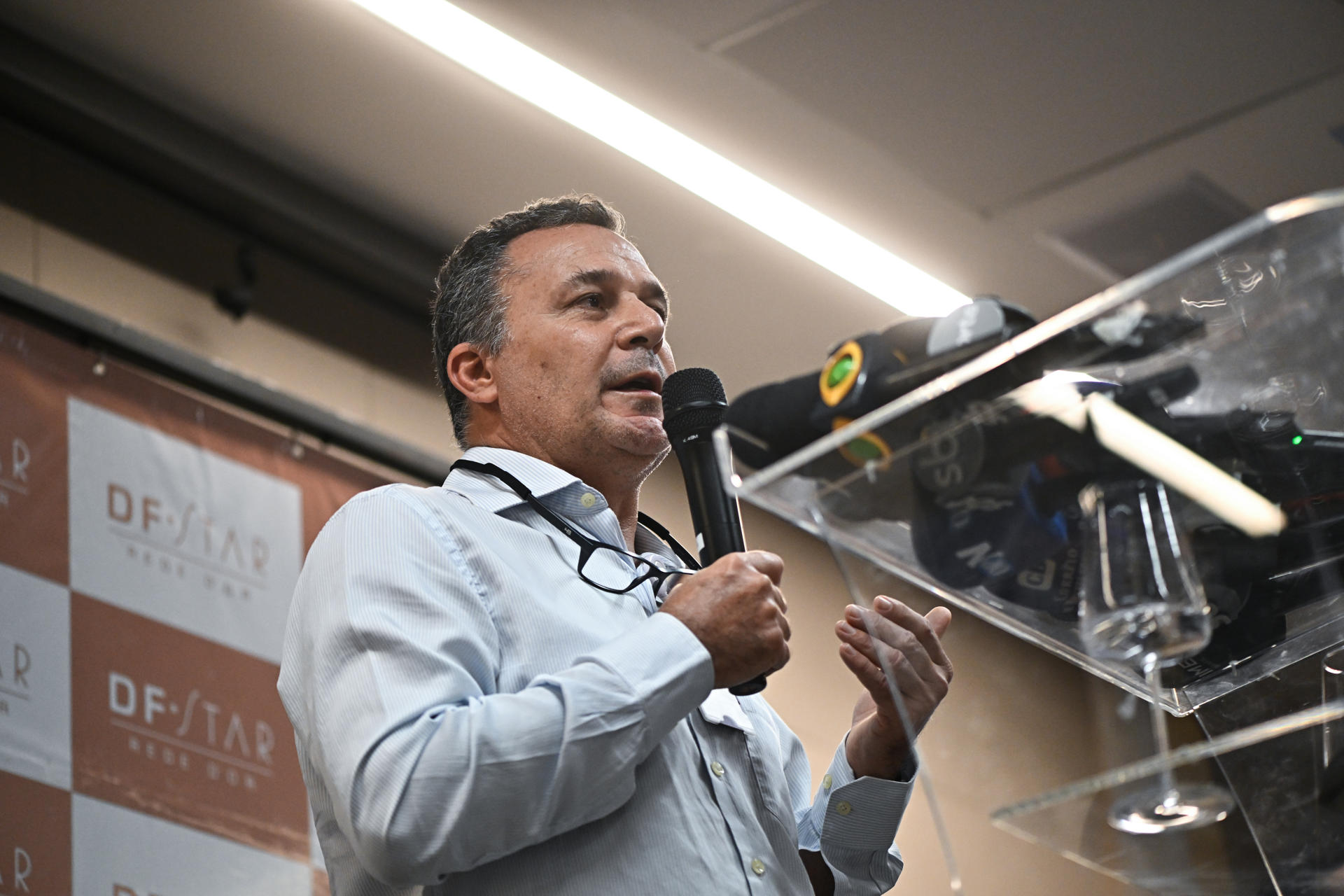 El jefe del equipo quirúrgico, Cláudio Birolini, da declaraciones sobre el estado de salud del expresidente de Brasil Jair Bolsonaro este lunes, en Brasilia (Brasil). EFE/ Andre Borges